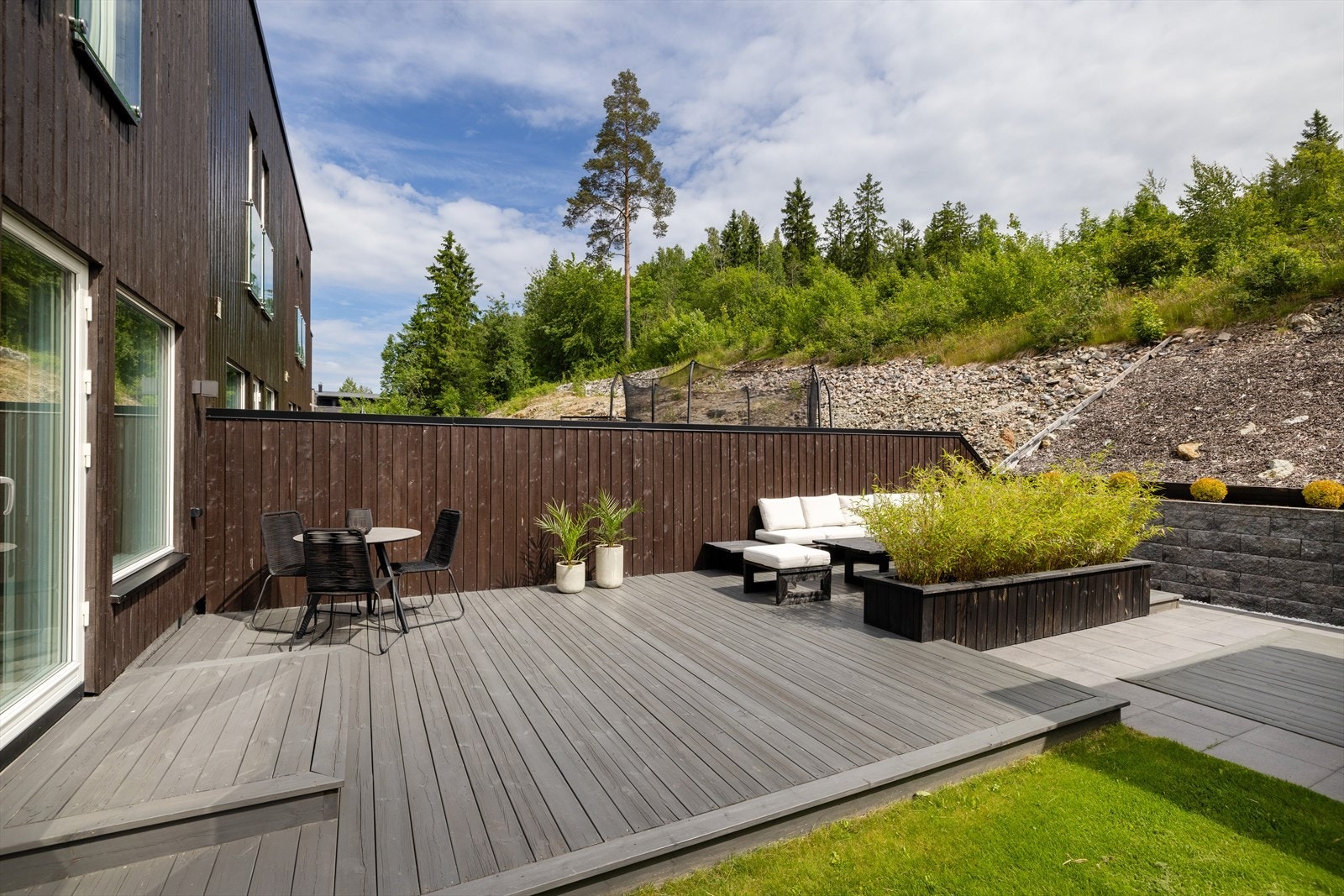 Skjermet terrasse på hele 31 kvm med tilhørende hage. Galleribilde