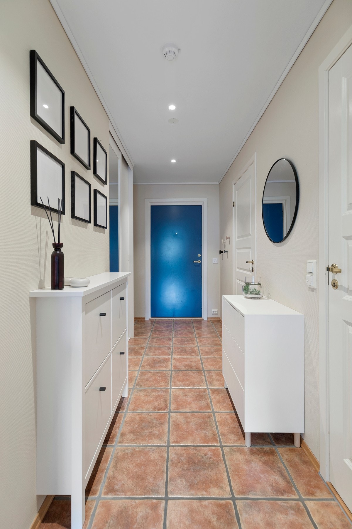Entrèen har flislagt gulvoverflate, downlights og skyvedørsgarderobe. Den utvendige boden er også beliggende like utenfor Galleribilde