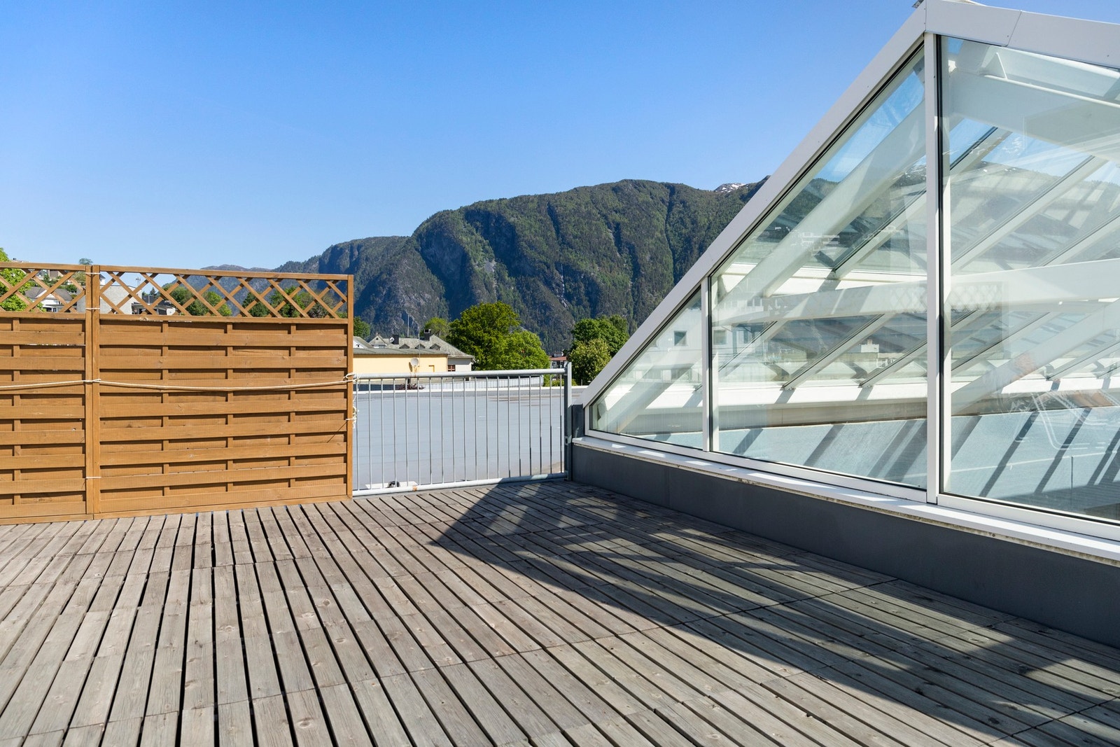 Felles, solrik takterrasse Galleribilde