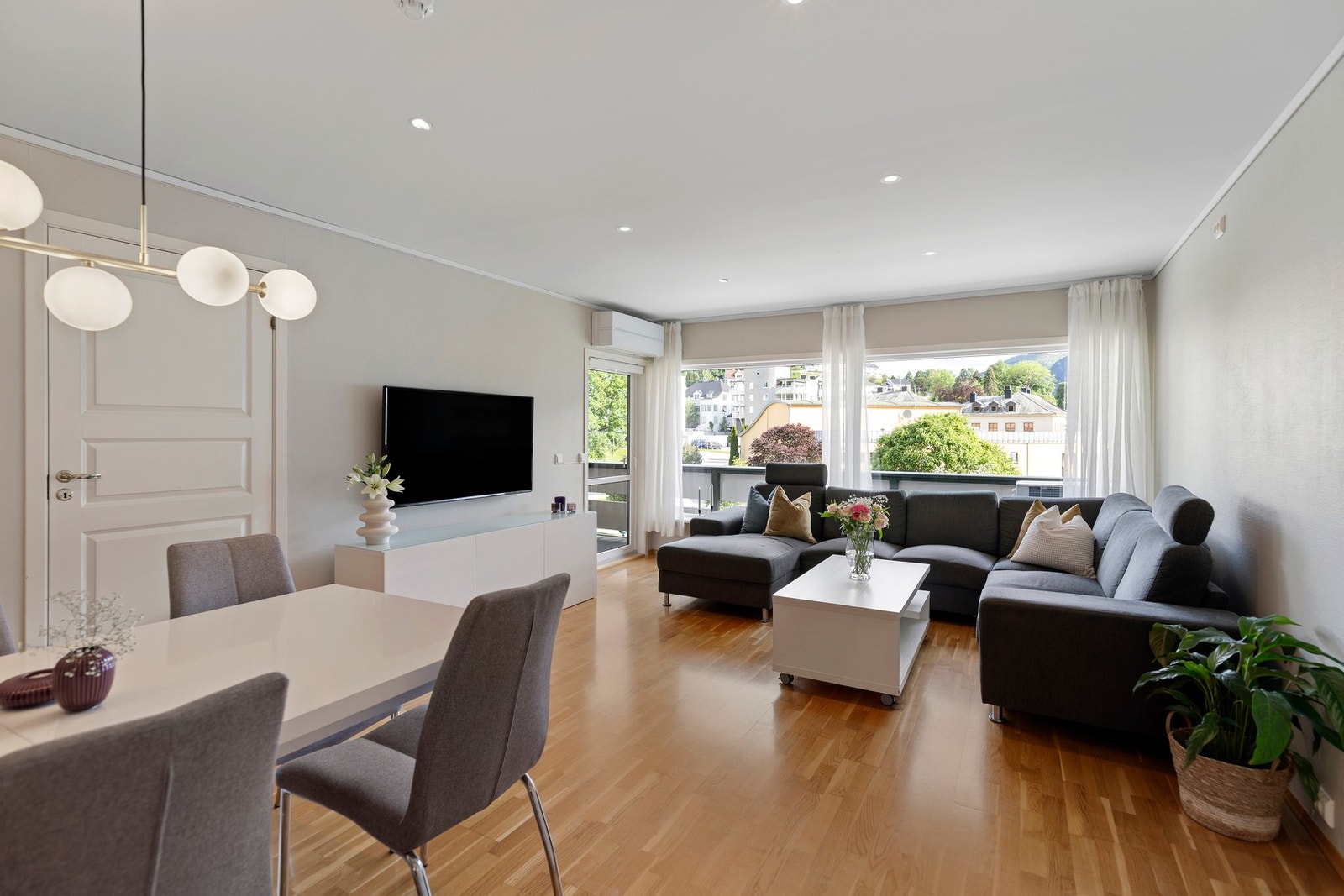 Det er montert downlights, fiber, samt en luft/luft varmepumpe fra 2023 med wifi-/appstyring Galleribilde