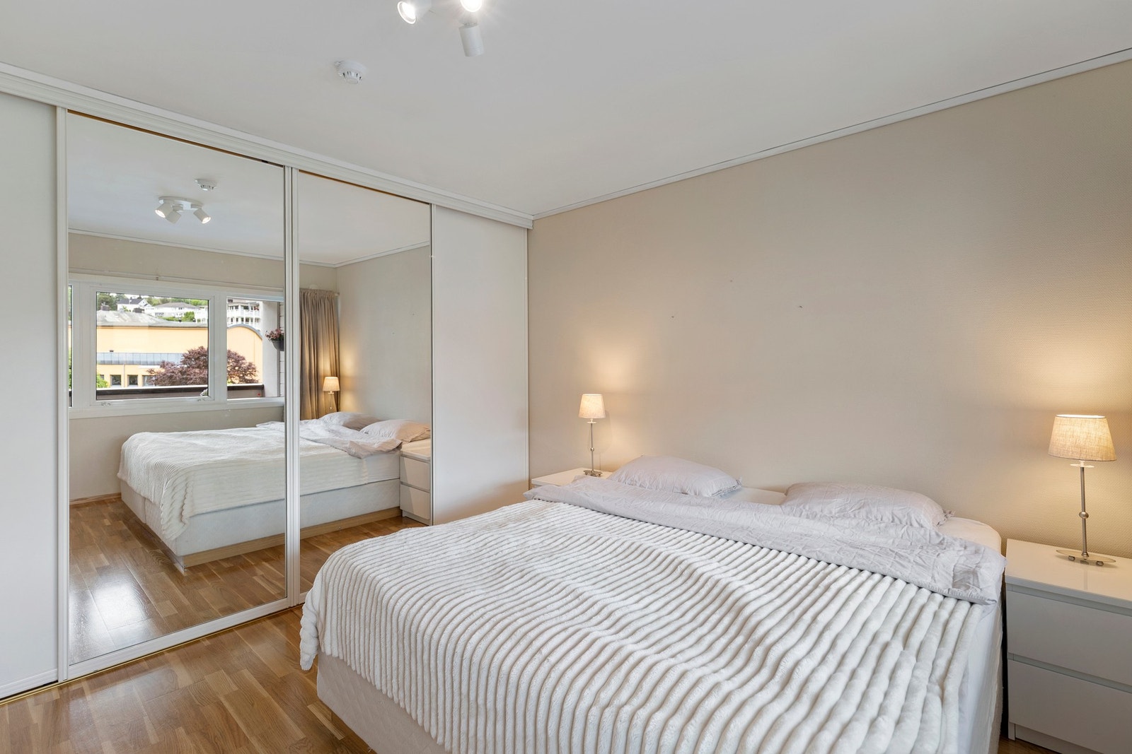 Soverom nr. 1 med romslig skyvedørsgarderobe Galleribilde
