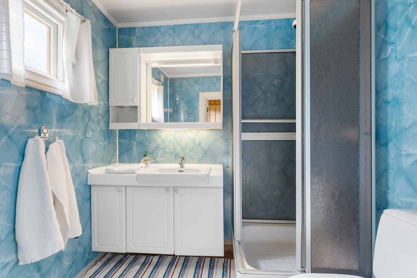 Badet i 1. etg har enkel standard. Oppgradering må påregnes. Galleribilde