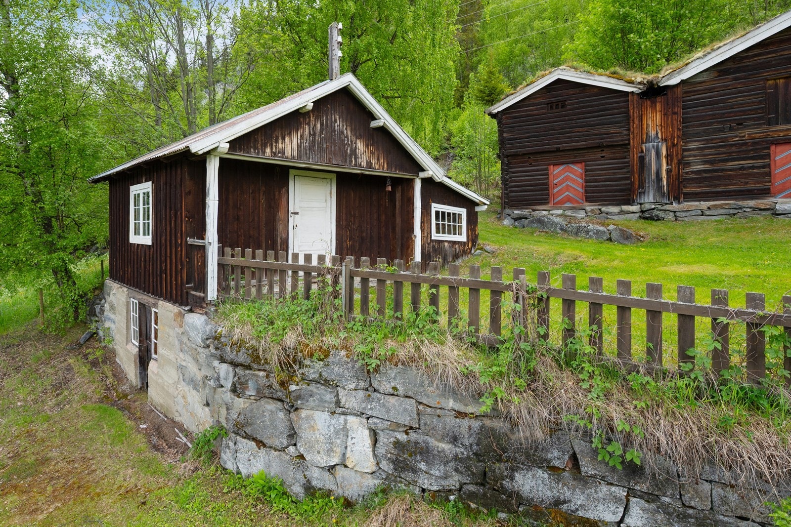 De øvrige bygningene på tunet byr på godt med lagringsplass. Galleribilde
