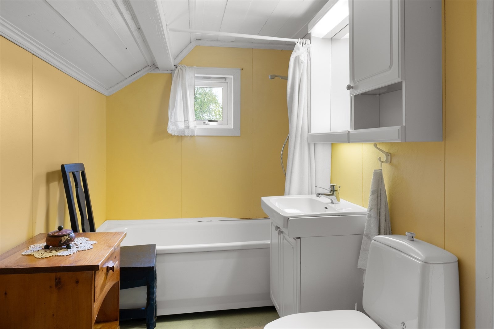 Badet i andre etasje er utstyrt med badekar, servant og toalett. Oppgradering må påregnes. Galleribilde