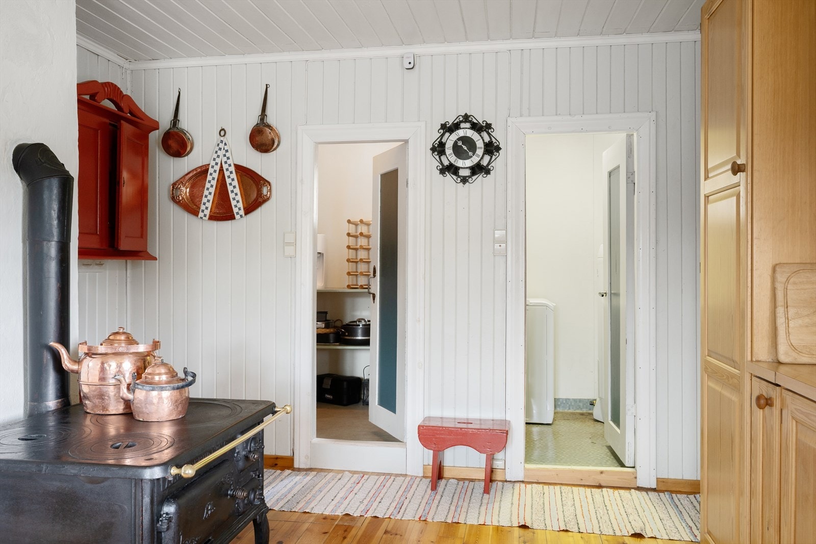 Fra kjøkkenet er det adkomst til en praktisk bod og et separat vaskerom med opplegg for vaskemaskin. Galleribilde
