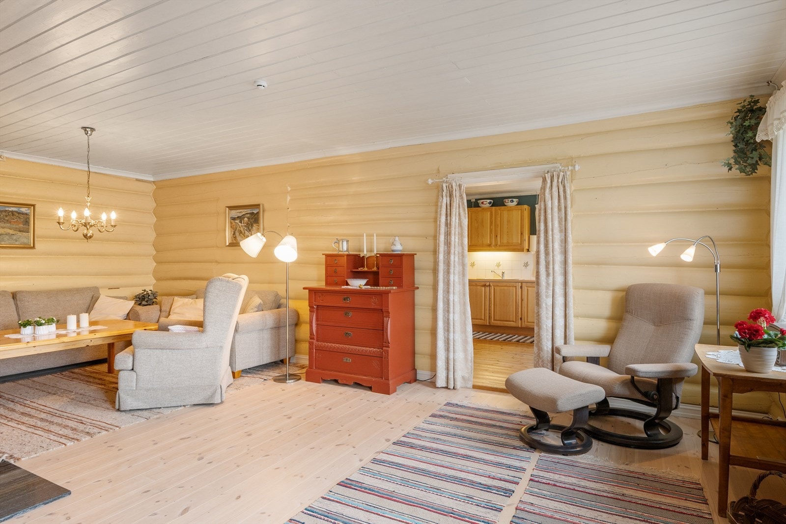 Stua er holdt i lyse farger. Galleribilde
