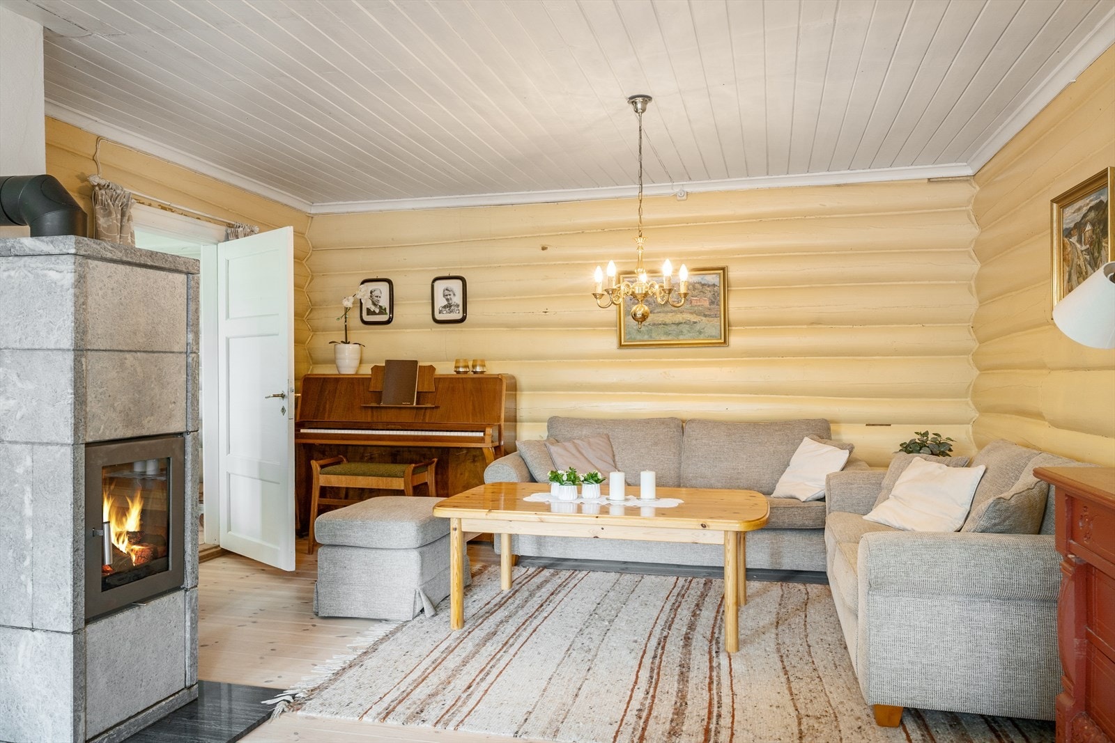 Rommet har god plass til flere sittegrupper. Galleribilde