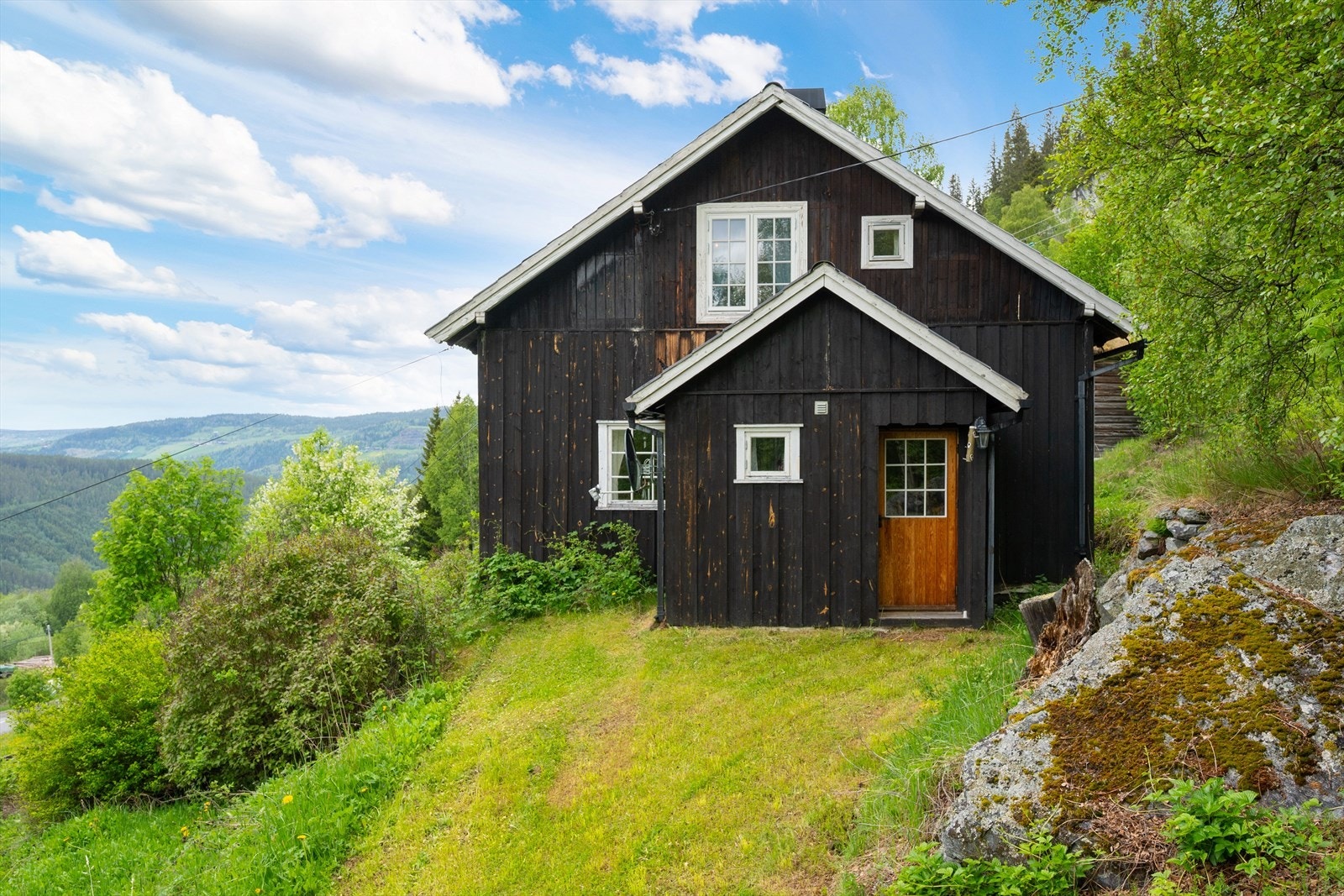 Det er inngang til boligen fra begge sider - her ved inngangen til kjøkkenet. Galleribilde