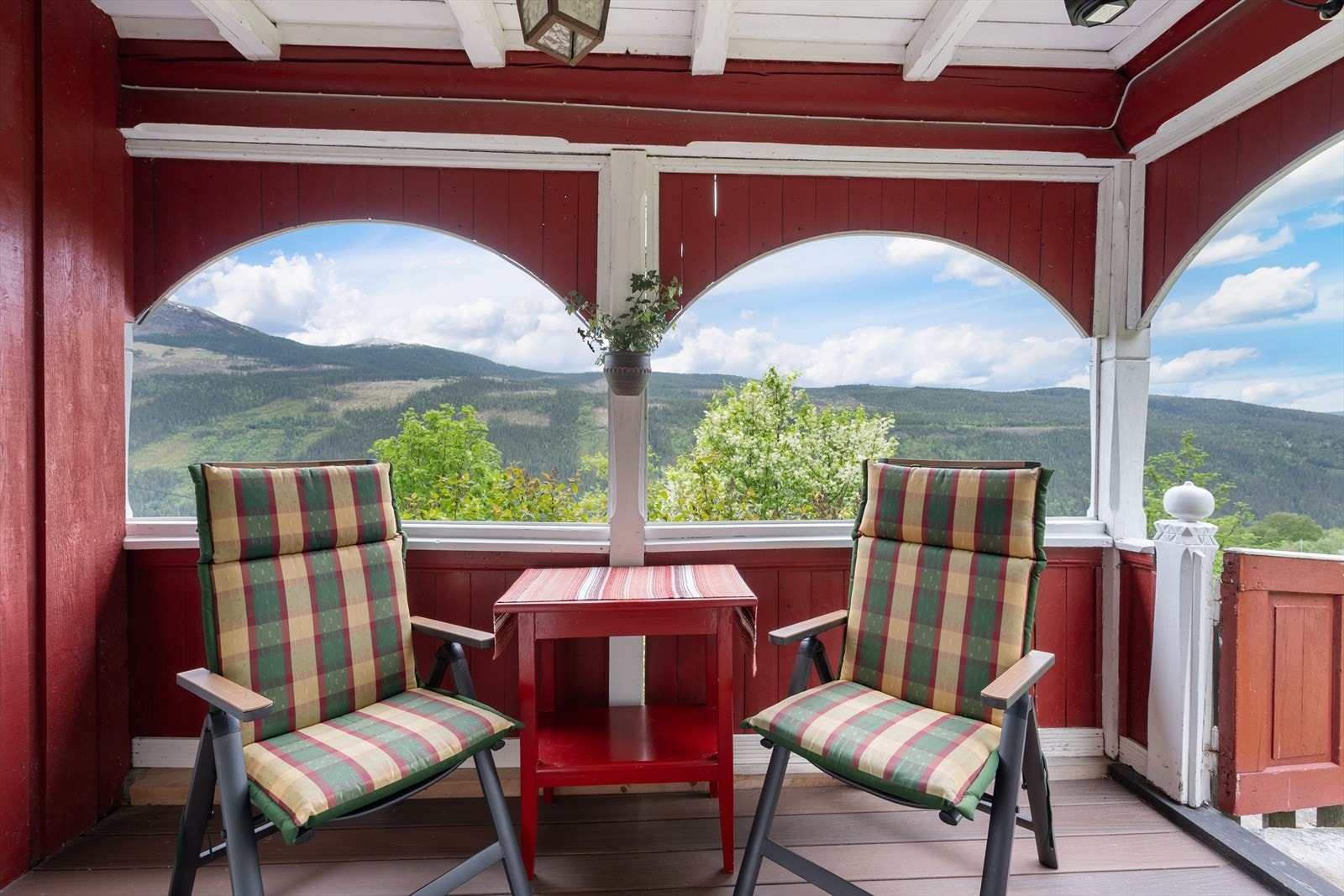 Gjennom de buede åpningene kan du nyte utsikten over dalen og fjellene i Gudbrandsdalen. Galleribilde