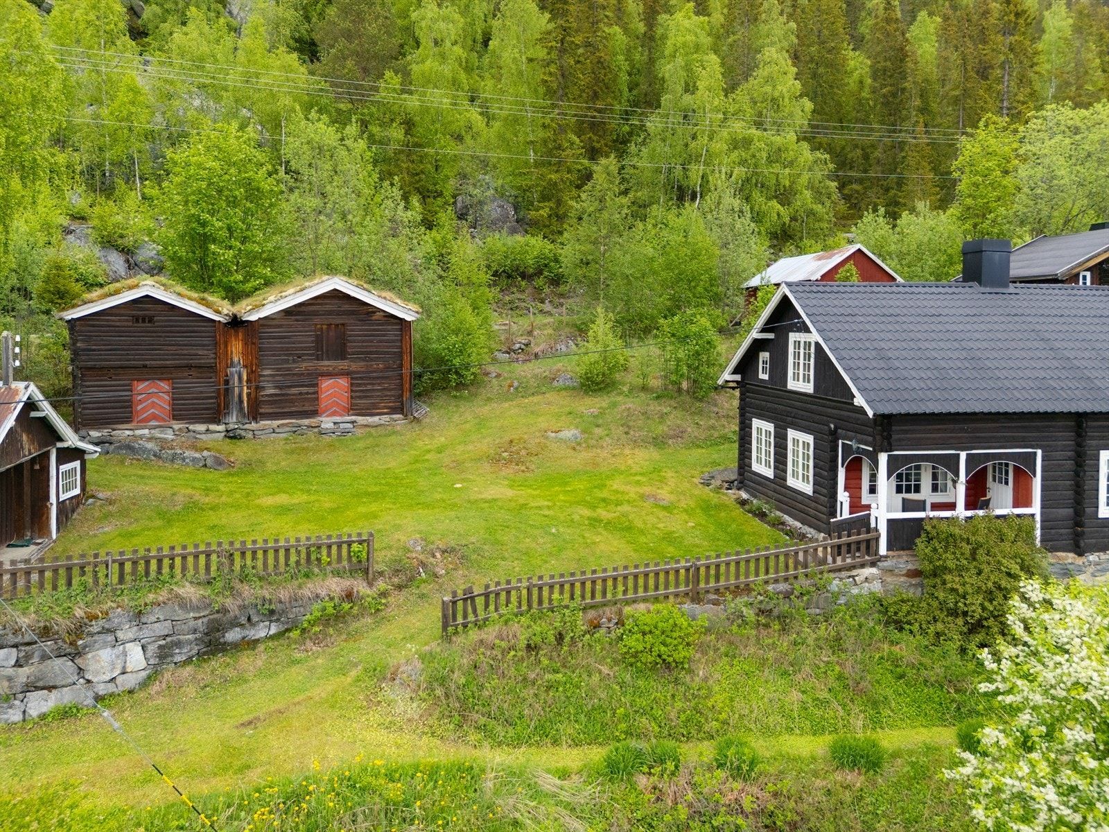 Bygningene på tunet skaper en unik ramme rundt eiendommen. Galleribilde