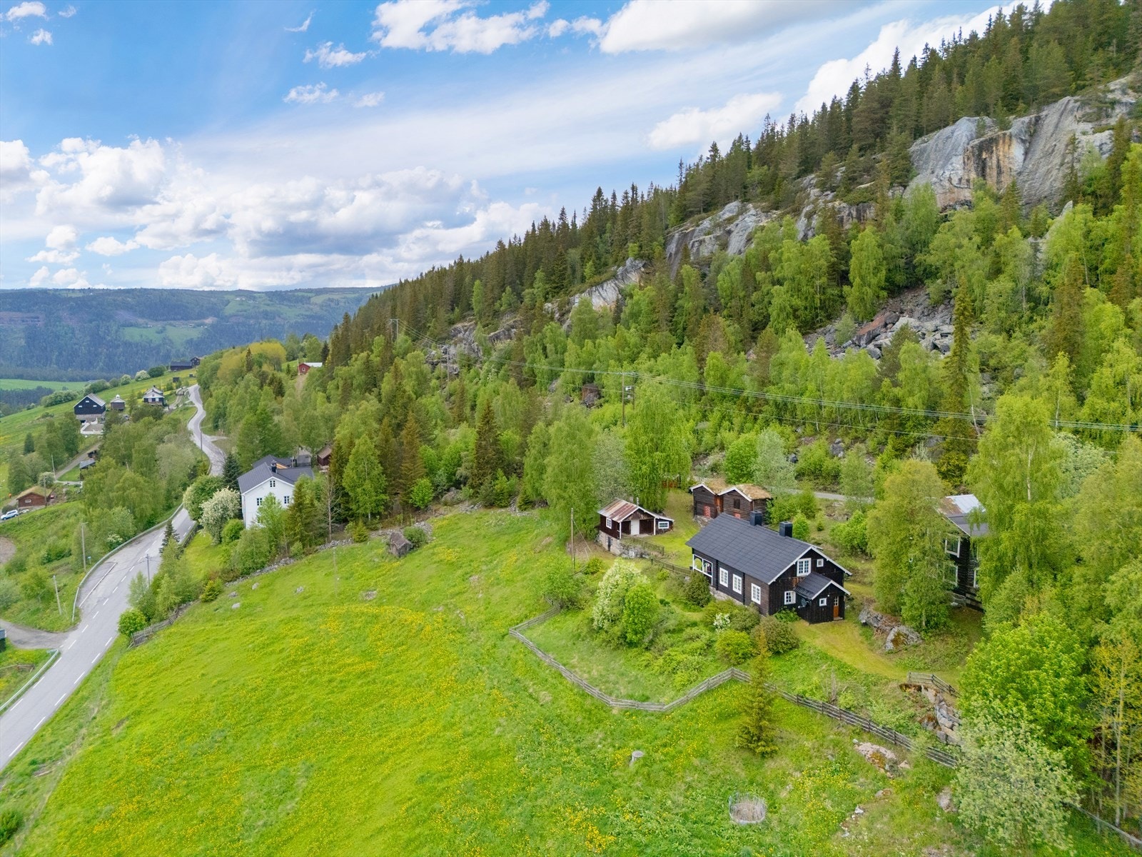 Området ligger ca 610 moh og det er umiddelbar nærhet til turterreng året rundt. Galleribilde