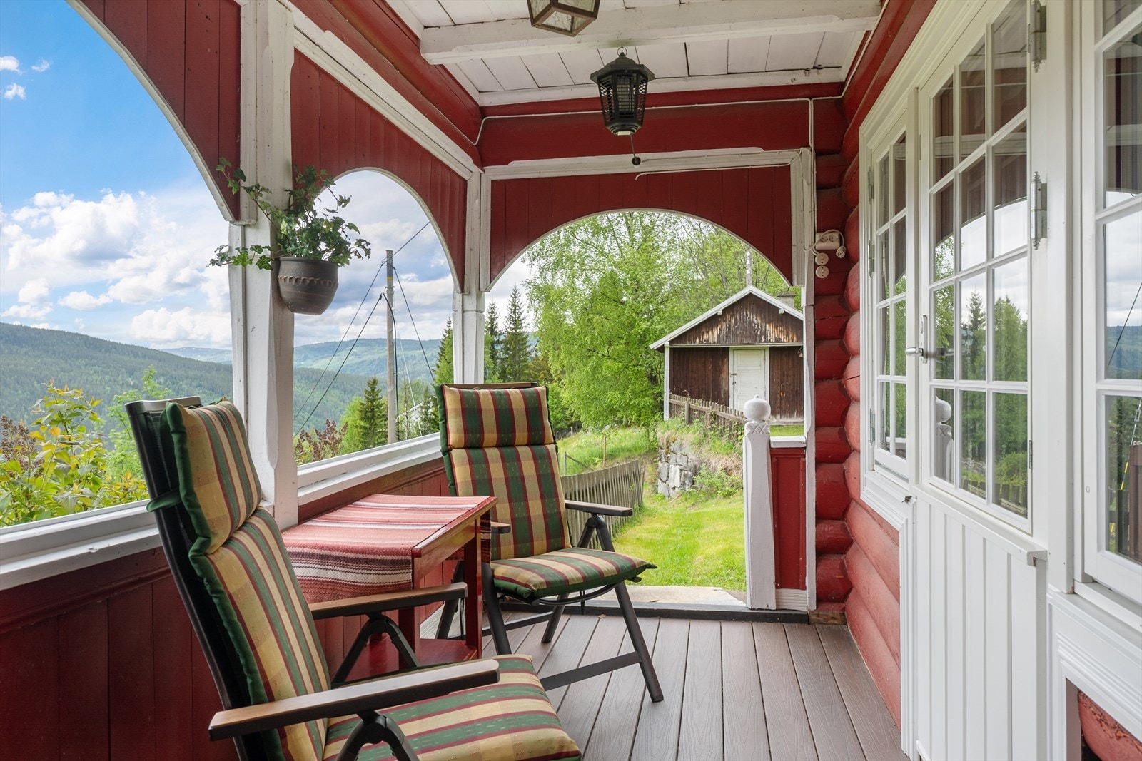 Det overbygde inngangspartiet gir en lun velkomst og har plass til en liten sittegruppe. Galleribilde