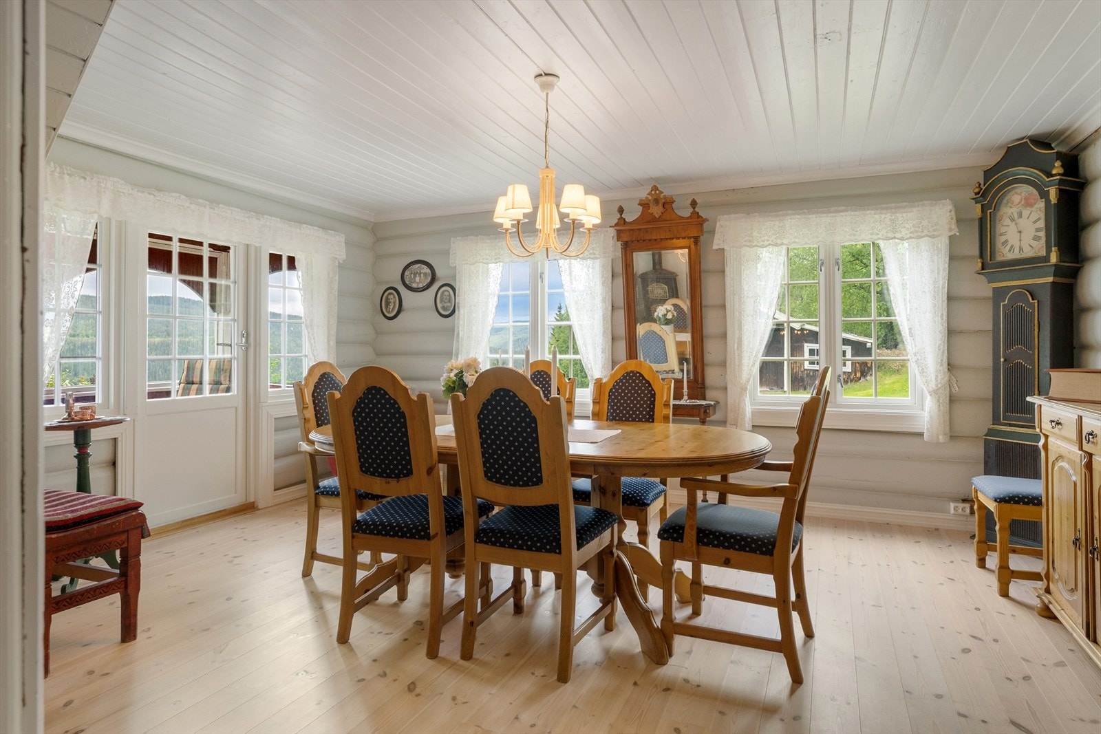 Spisestua er et eget, romslig rom med plass til langbord for store sammenkomster. Galleribilde