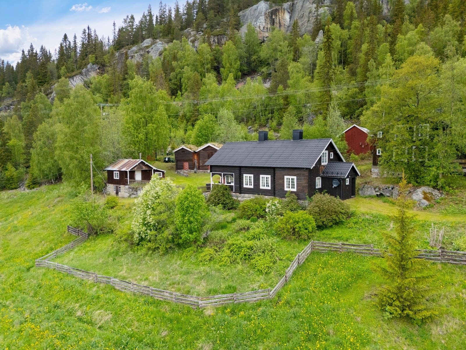 "Halvhudtunet" er en sjelden eiendom bestående av et tradisjonsrikt tun m/hovedhus, gammelstugu, stabbur, snekkerbu og uthus. Galleribilde
