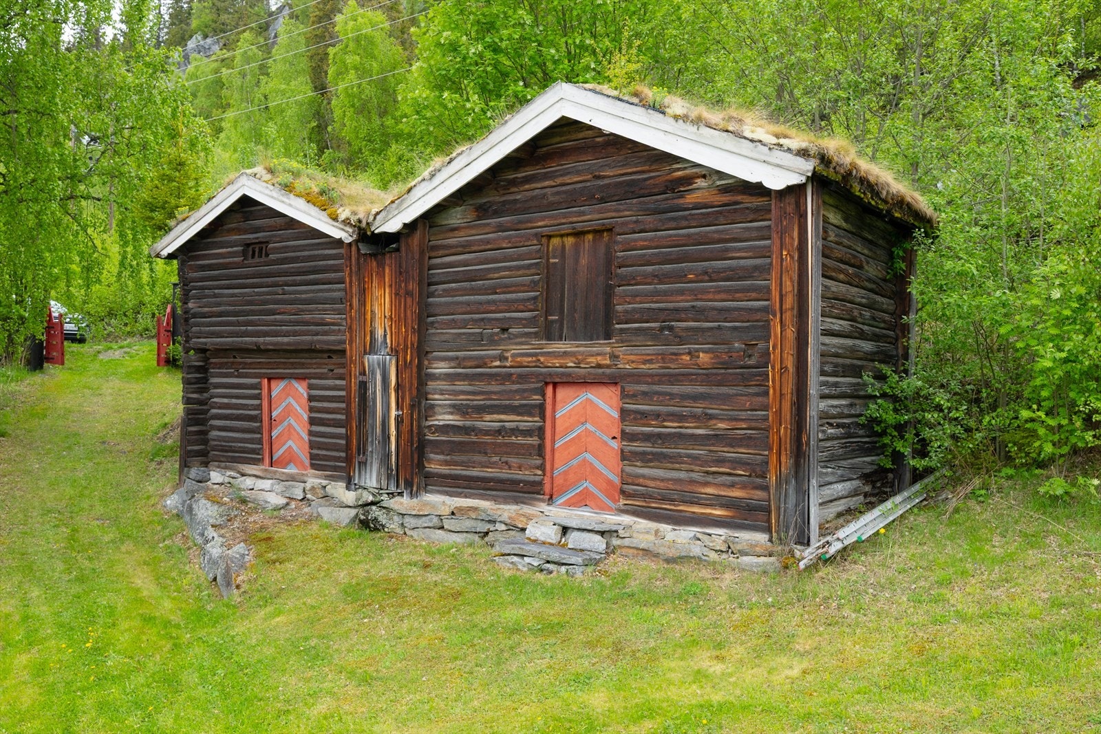 De malte dørene gir stabburet særpreg. Galleribilde