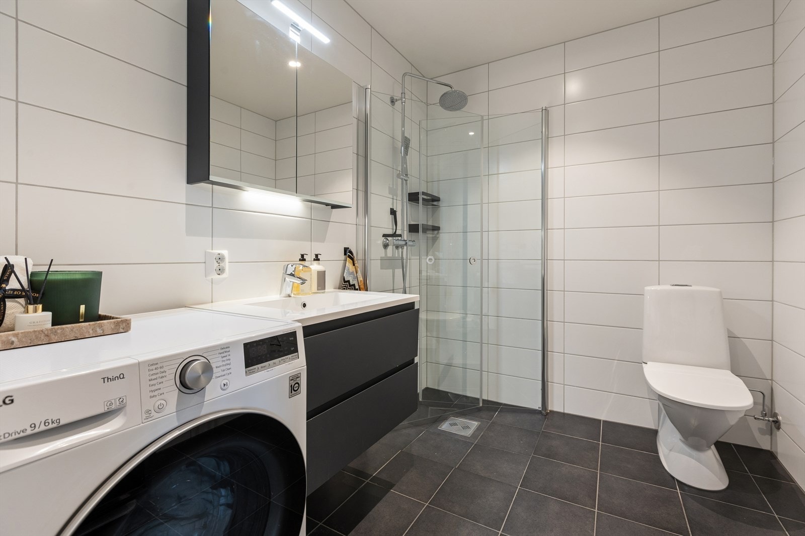 Badet har fliser på vegger og gulv med vannbåren varme som oppvarmingskilde. Galleribilde