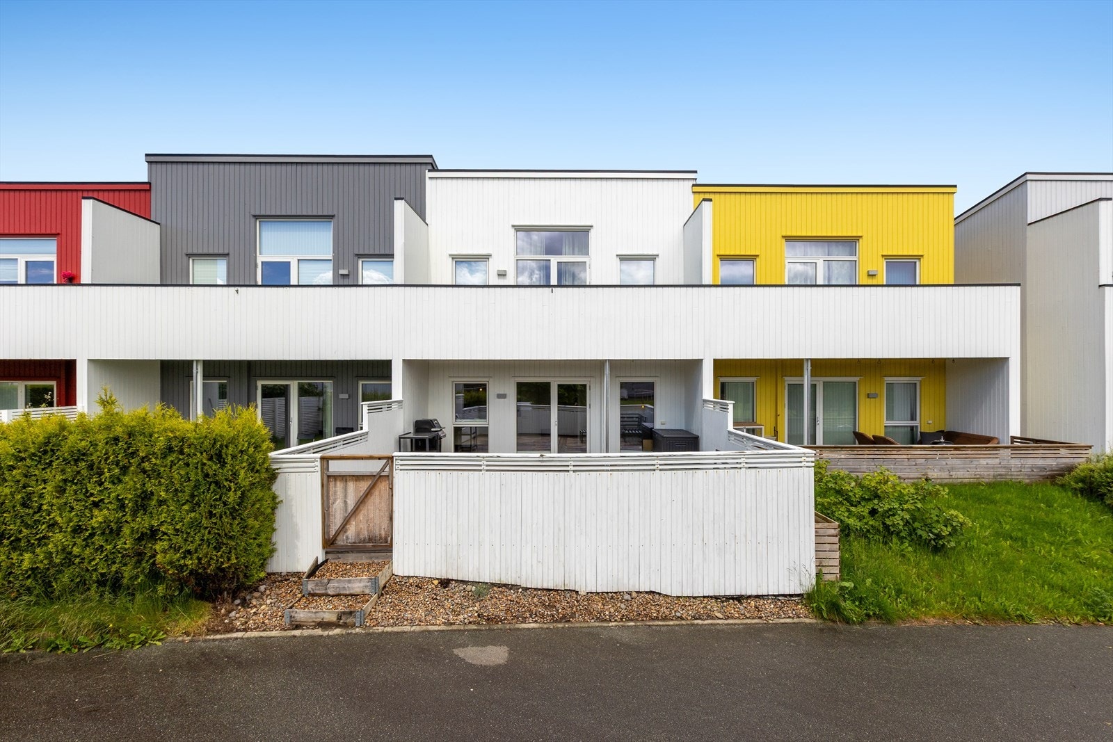 Leiligheten ligger i første etasje i rolige omgivelser på Grødem - umiddelbar nærhet til fantastiske tur- og rekreasjonsområder. Galleribilde