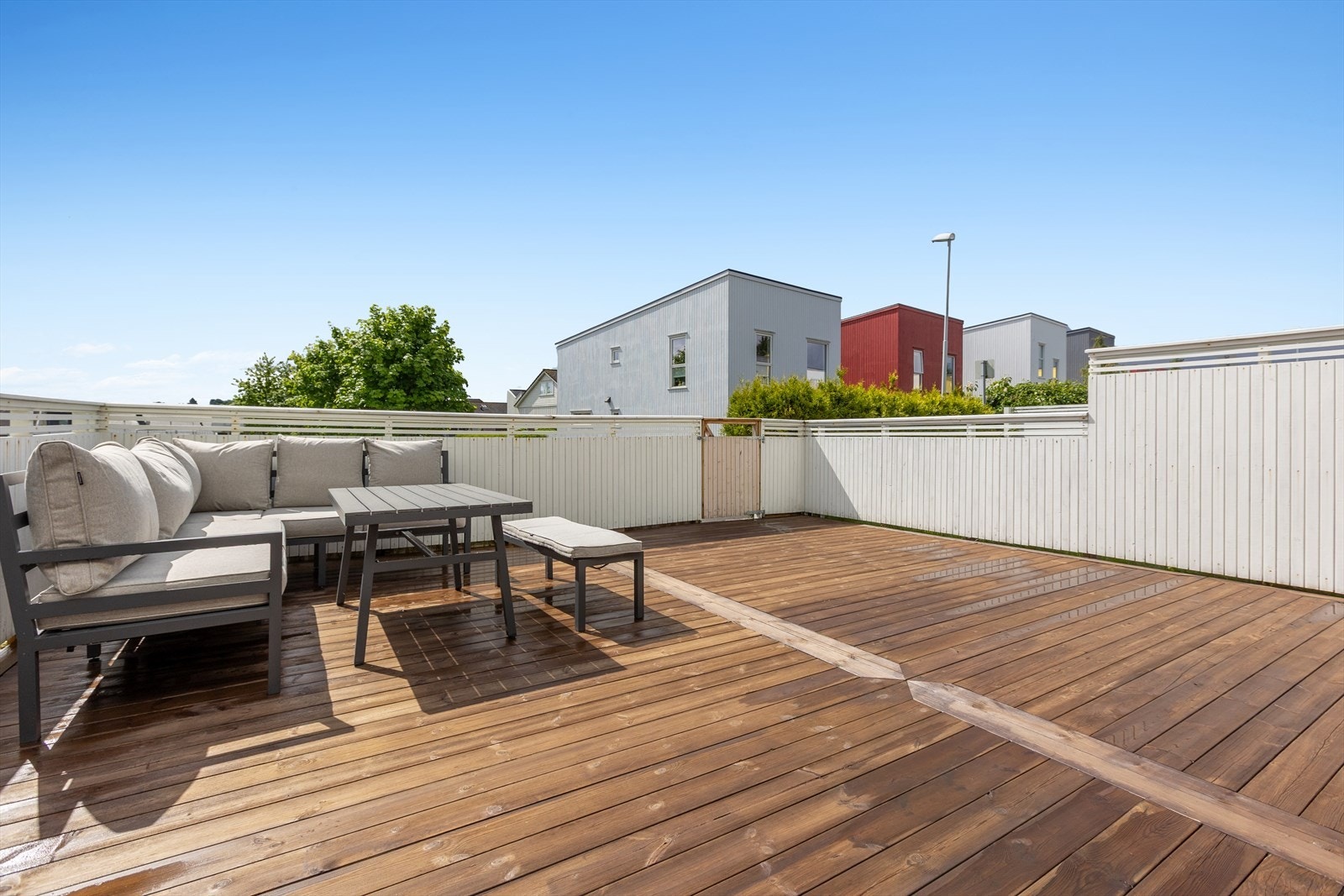 Leiligheten har en privat terrasse på hele 48kvm! Perfekt for de varme sommerdagene som kommer. Galleribilde