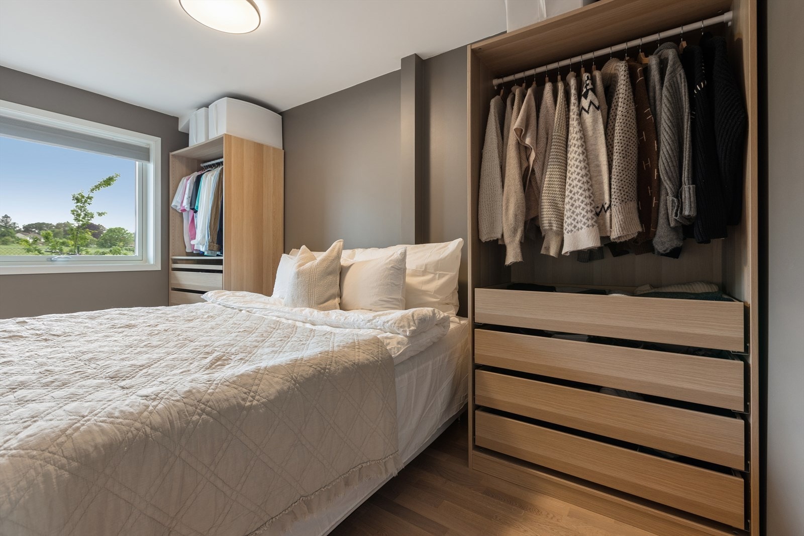 Leiligheten har to soverom, begge plassert med boligens entré. Galleribilde