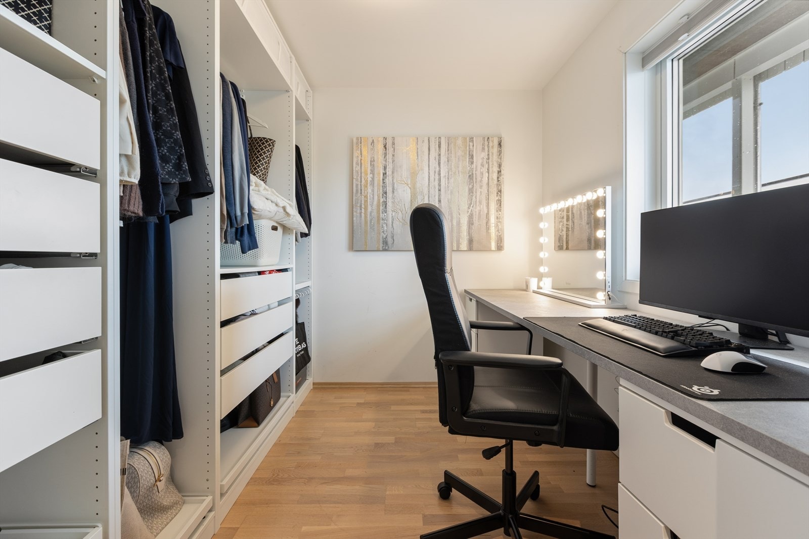 Soverom nr. 2 er i dag innredet som kontor/walk-in closet. Galleribilde