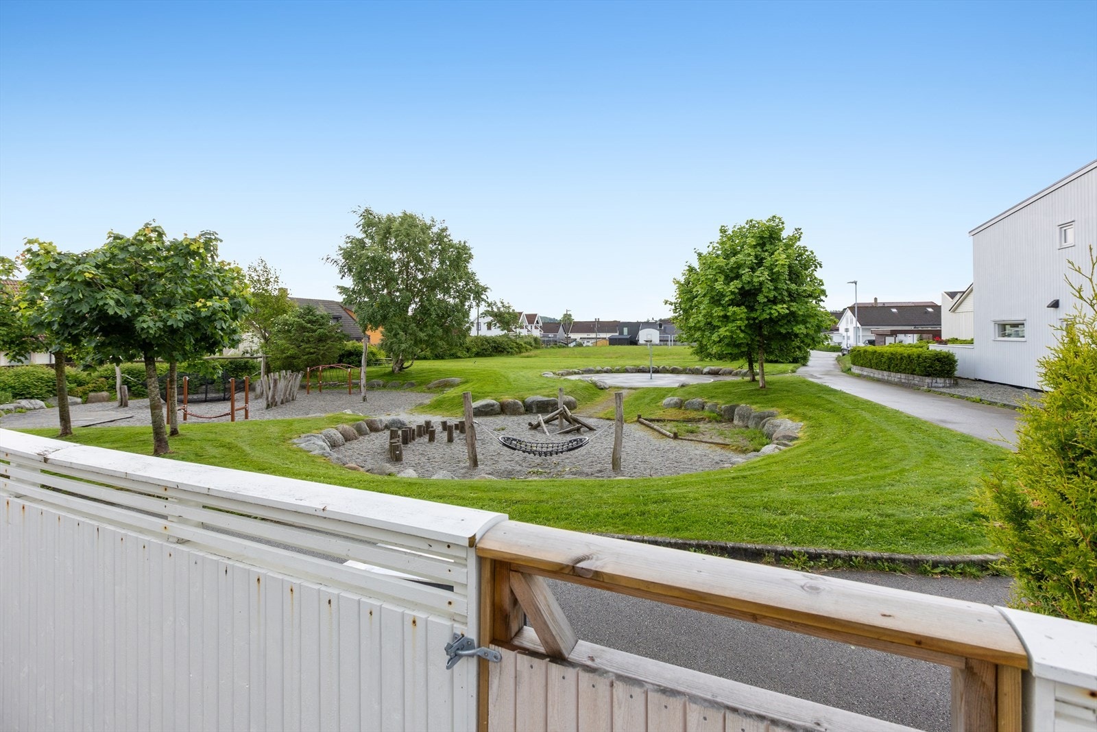 Terrassen avgrenser til grøntareal og friområder - altså minimalt med innsyn fra andre boliger. Galleribilde