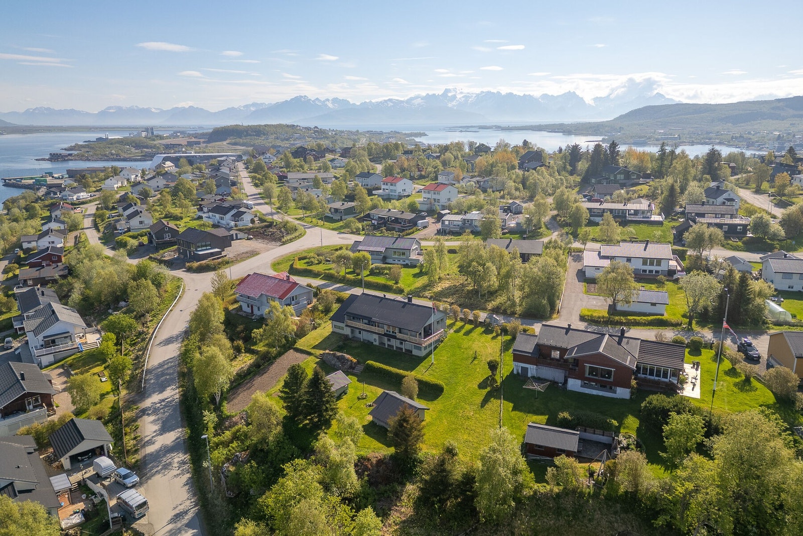 Stokmarknes sentrum med servicetilbud som Coop Prix og Rema 1000 ligger ca. 9-10 minutter unna. Galleribilde