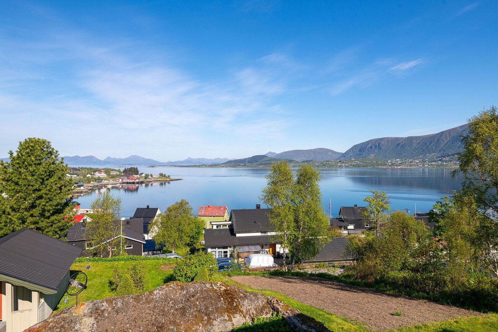 Utsikt over Stokmarknes og fjorden - Til høyre i bildet er tidligere eiers potetåker :) Galleribilde