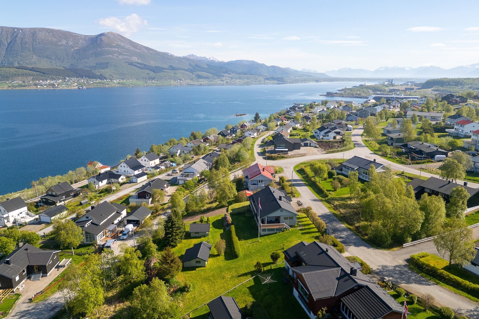 Boligen ligger høyt og fritt med gode utsiktsforhold. Galleribilde