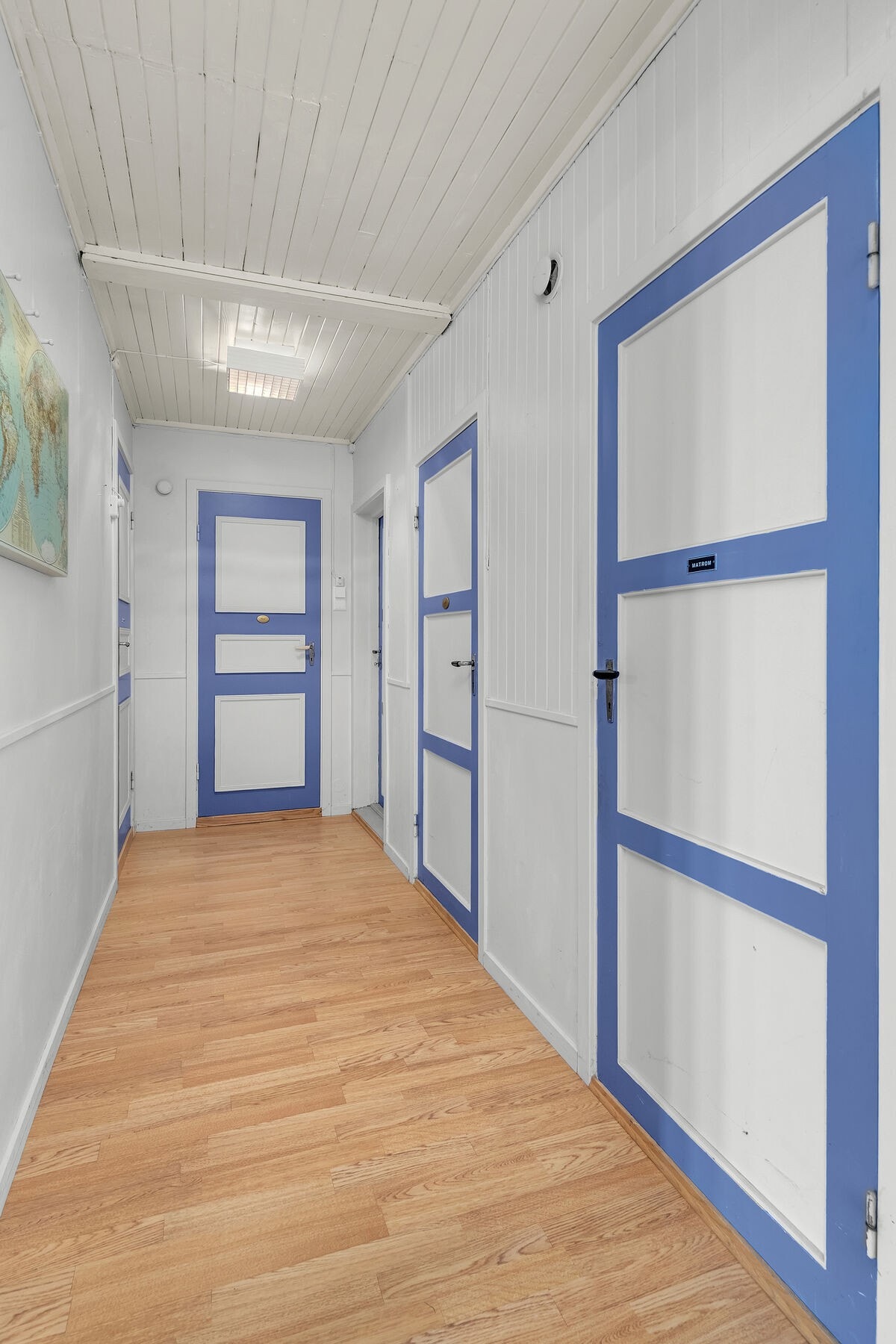 Gang med adkomst til boder, vaskerom og toalettrom. Galleribilde