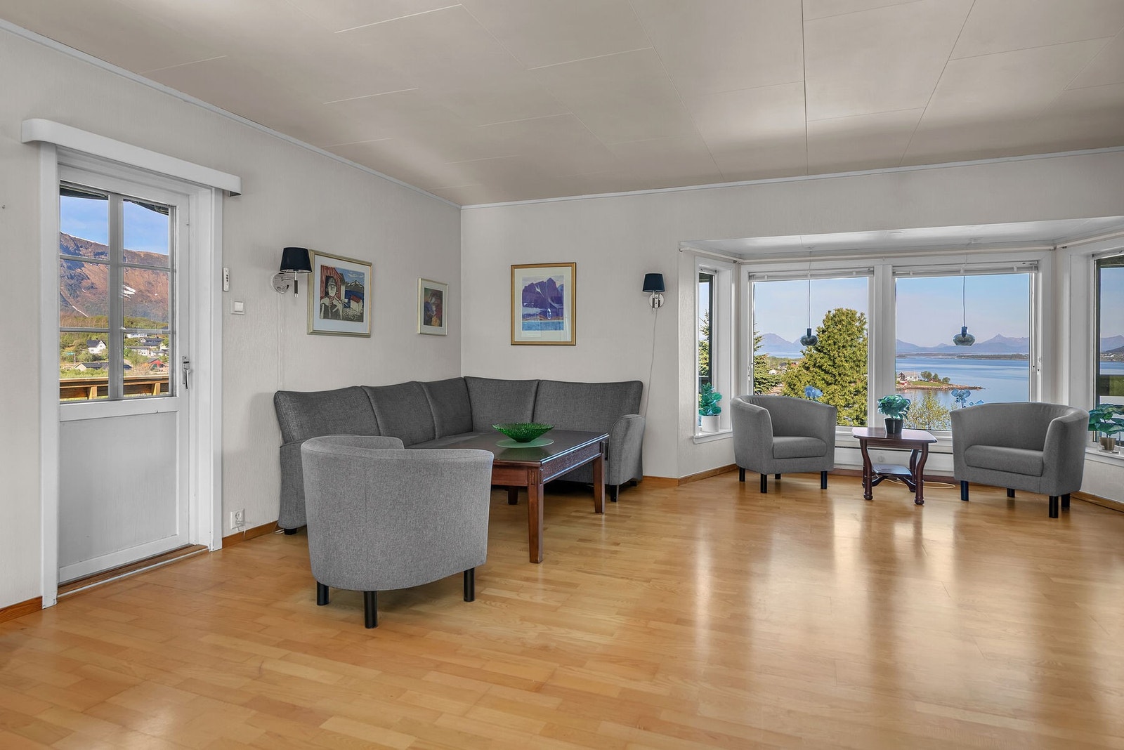 Direkte utgang fra stuen til en av boligens terrasser. Galleribilde