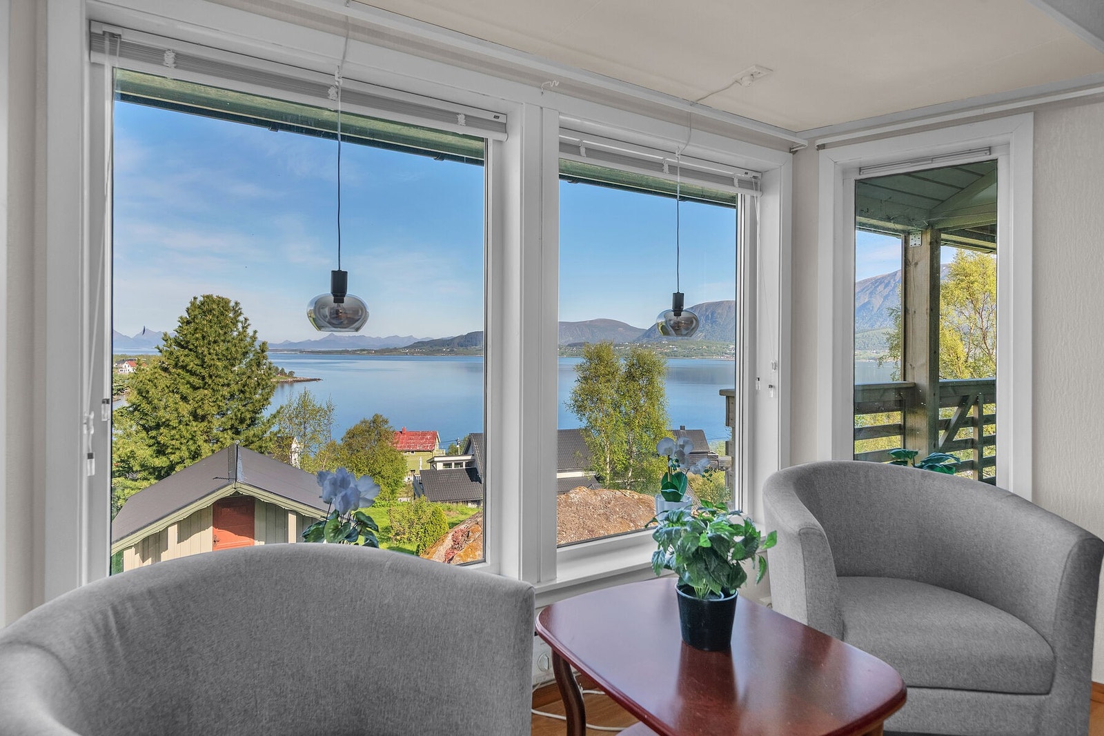 Fra stuen er det utsikt over nærområdet og sjøen. Galleribilde