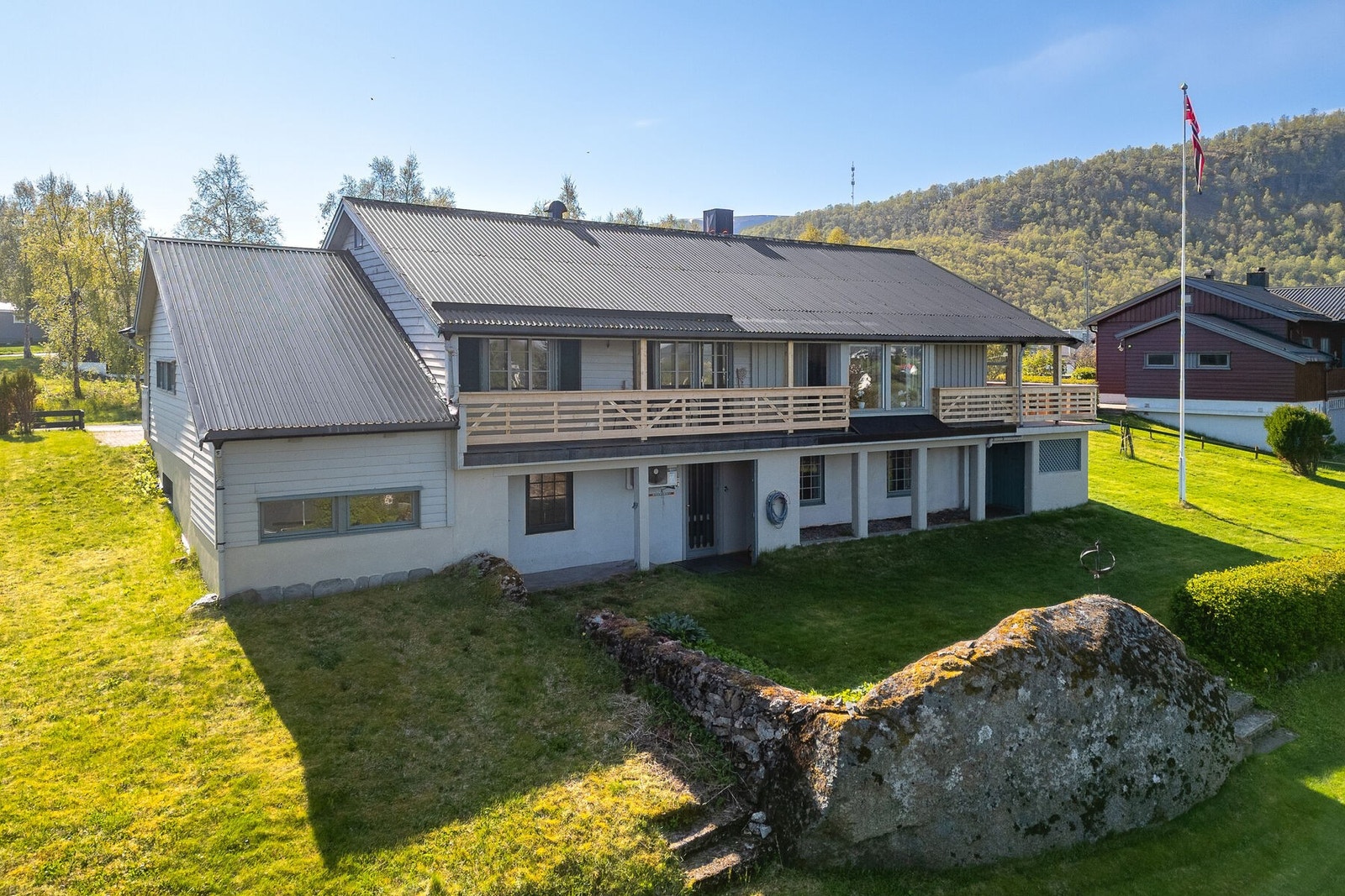 Fasaden har liggende og stående bordkledning. Galleribilde