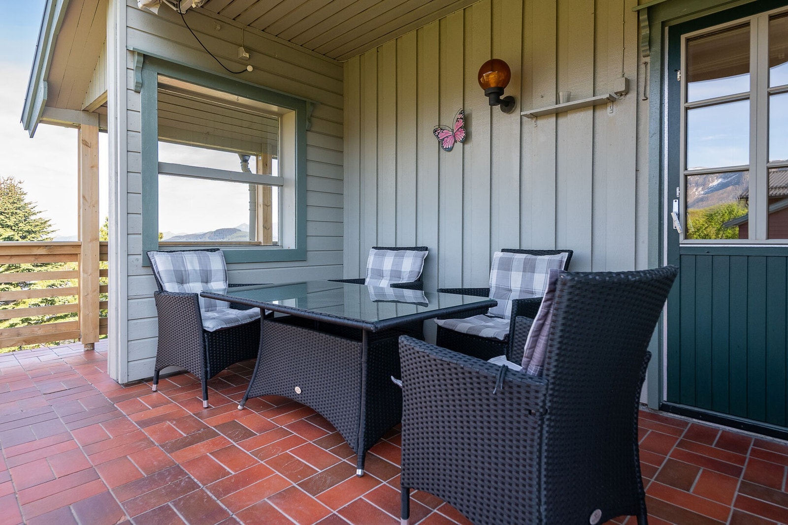 En av boligens terrasser, med plass til sittegruppe. Galleribilde