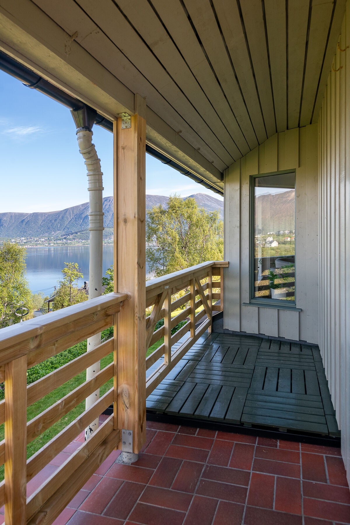 Terrassen er delvis overbygd og har utgang fra stuen. Galleribilde