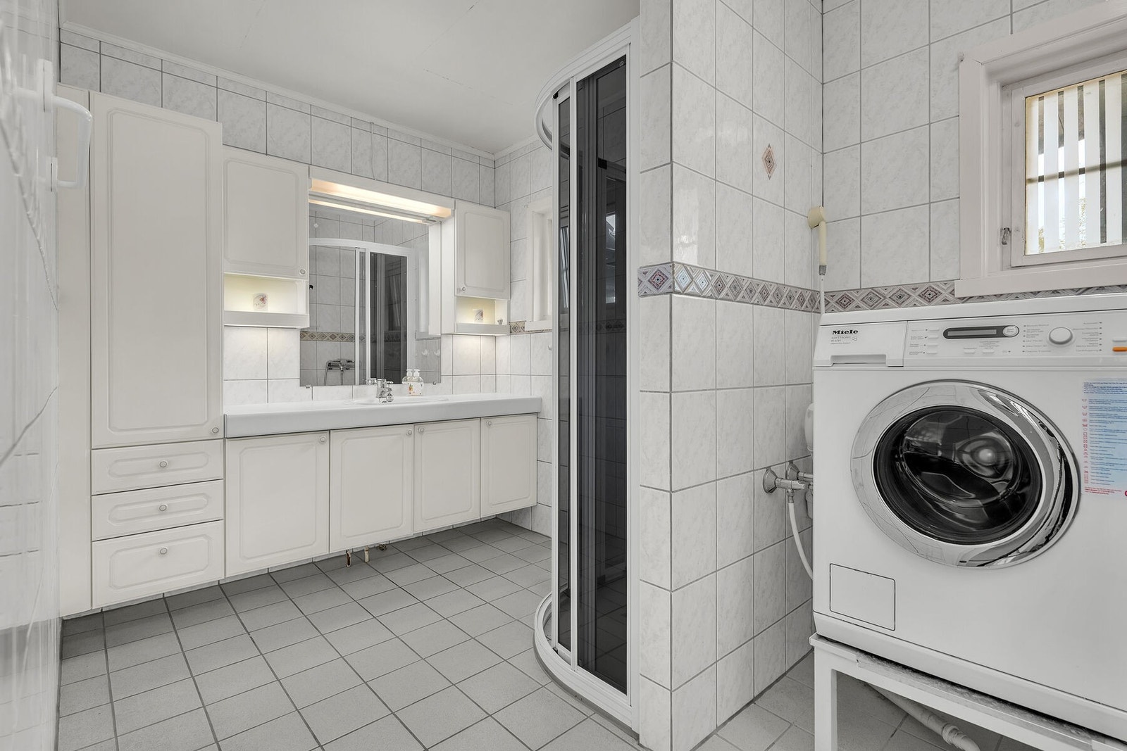 Badet ble pusset opp i 1990 og har dusjhjørne og servantinnredning. Galleribilde