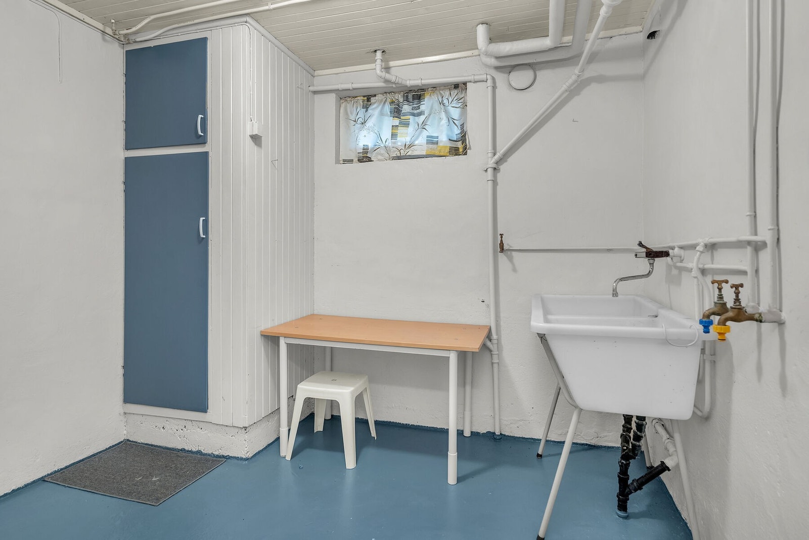 Eldre vaskerom fra byggeår med skyllekar og opplegg for vaskemaskin. Galleribilde