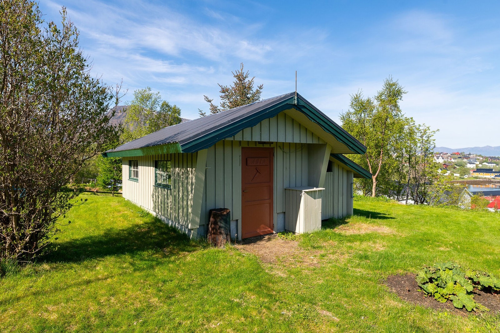 Uthus på 13 m² som benyttes til verksted og lagring. Galleribilde