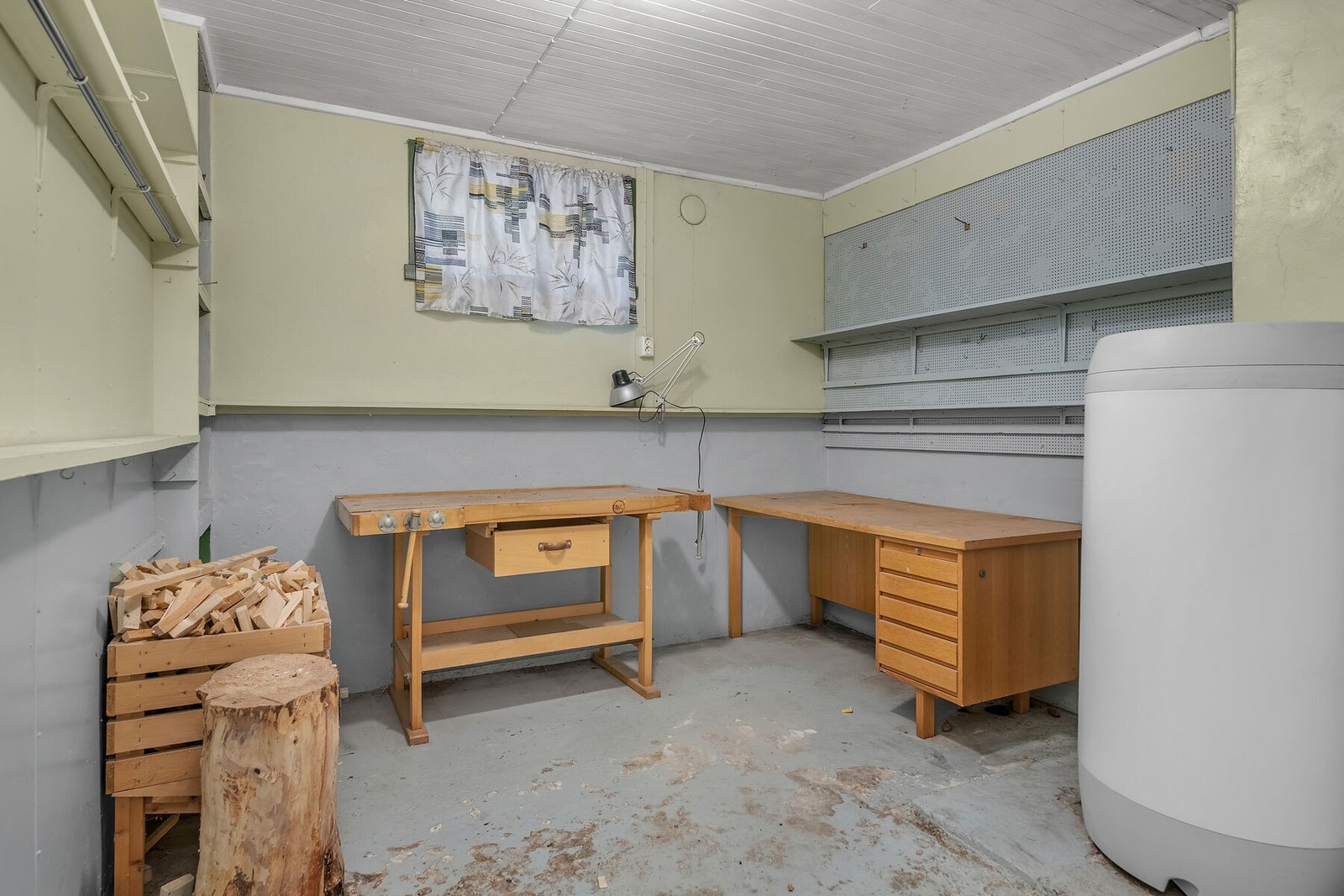 Stort hobbyrom med betonggulv, perfekt for verksted eller lagring. Galleribilde