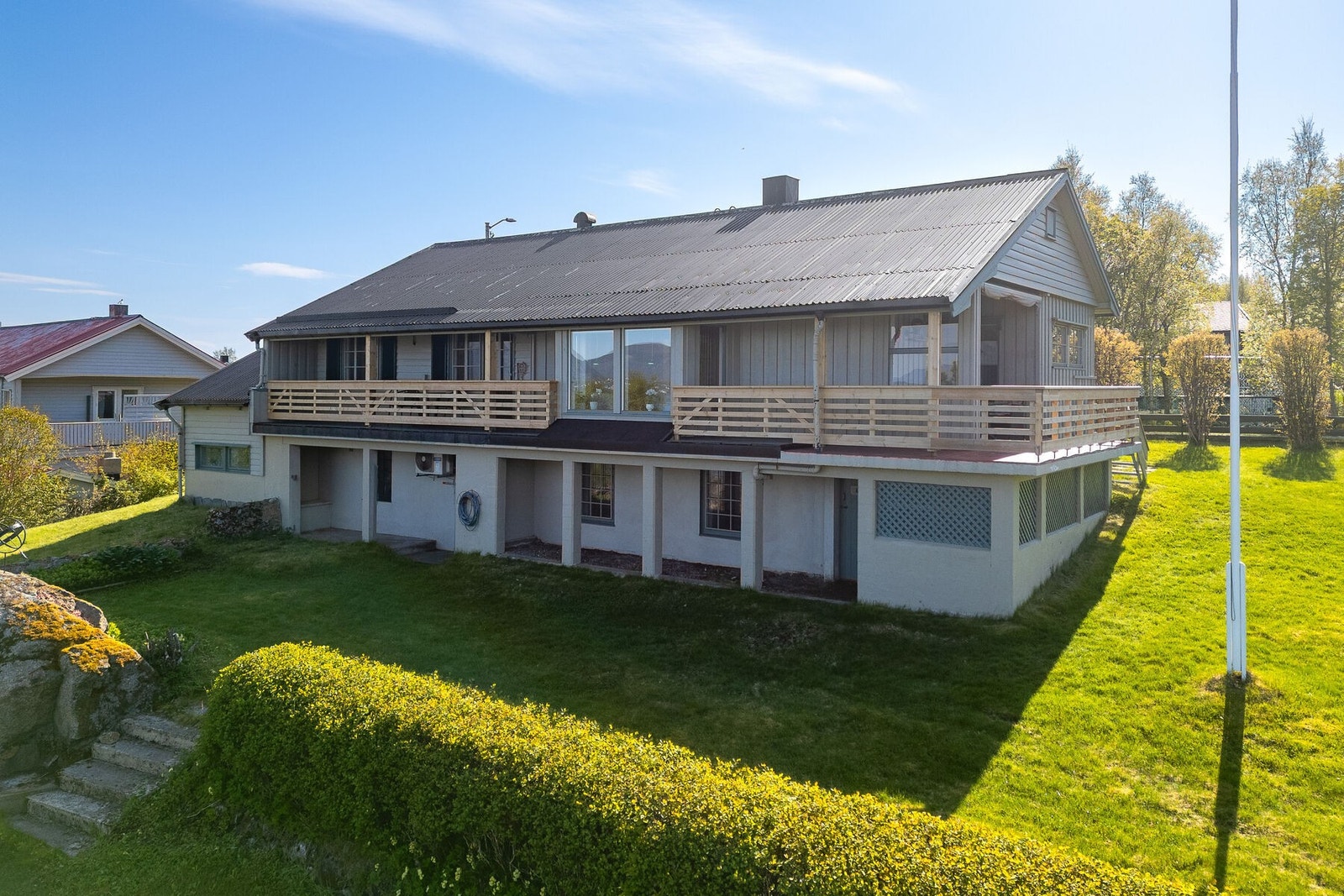 Enebolig over to plan med en stor, opparbeidet tomt. Eiendommen har et samlet terrasseareal på 32 m². Galleribilde