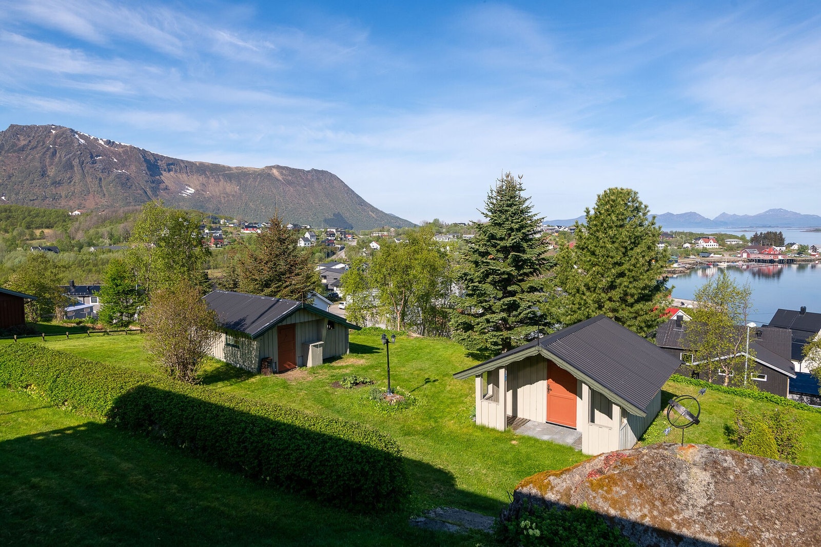 Fra den skrånende tomten er det flott utsikt over nærområdet. Galleribilde