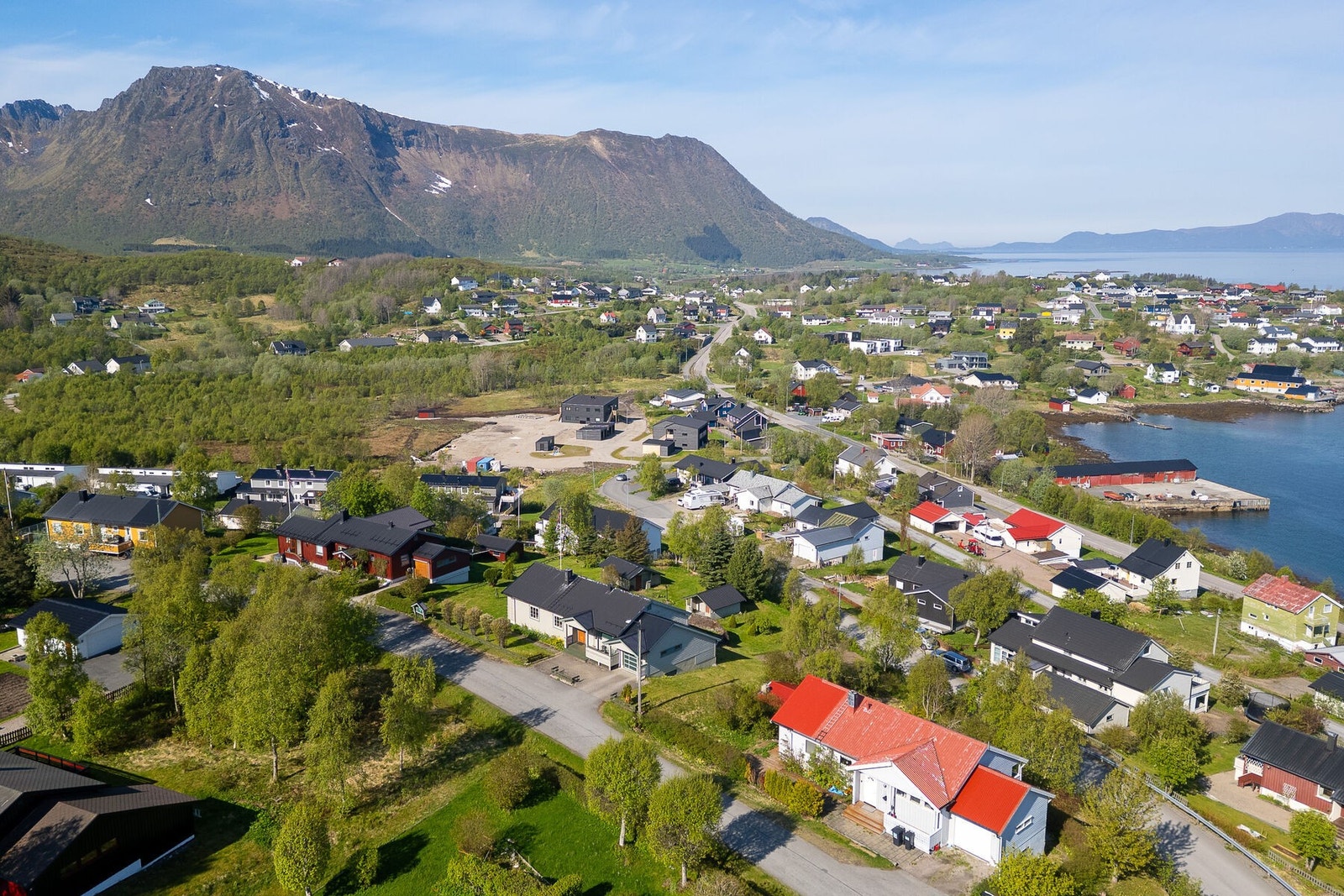 Eiendommen ligger i et etablert boligområde i Stokmarknes. Galleribilde