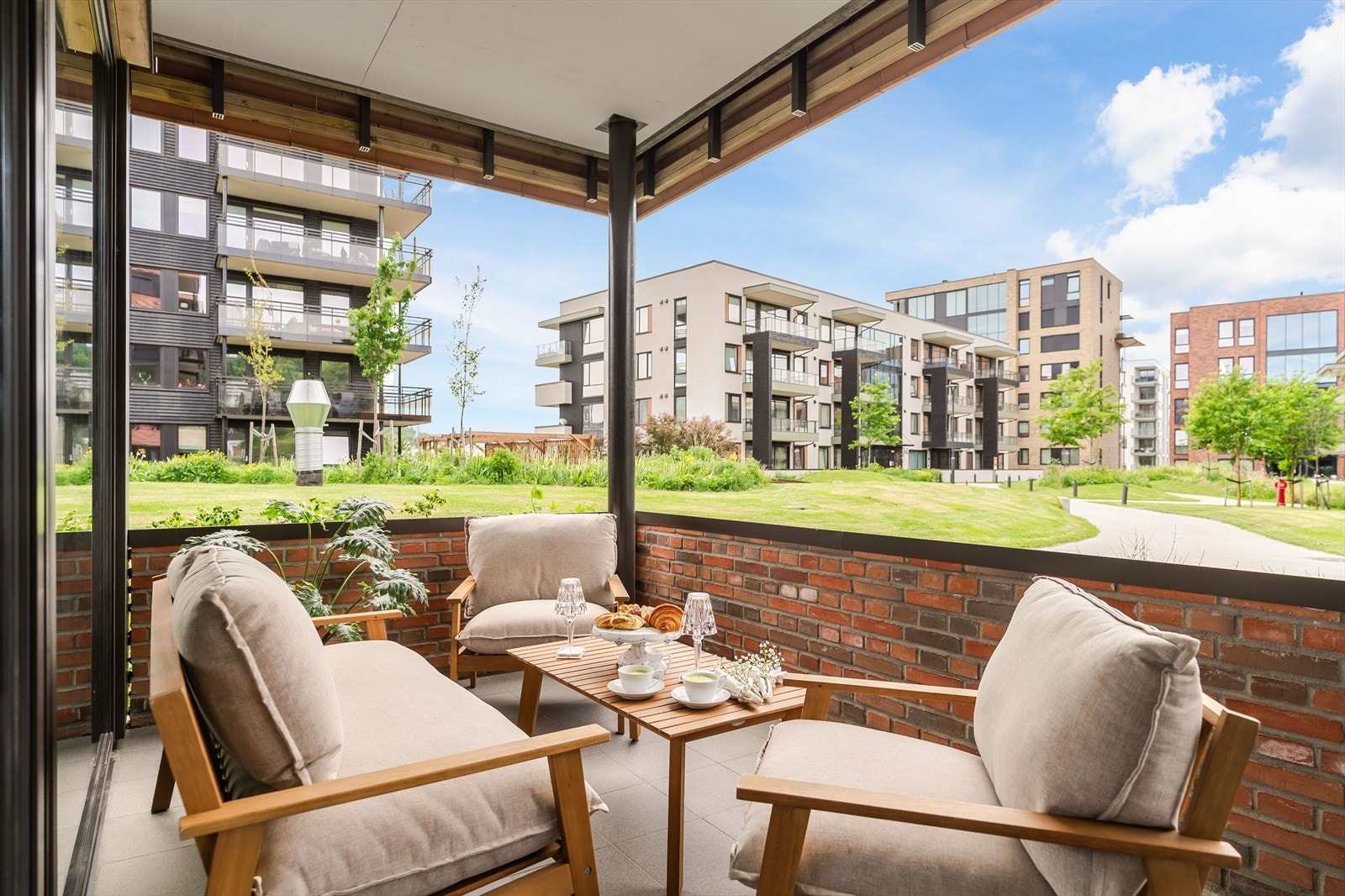 Her får man en romslig terrasse på 15m² med gode solforhold, sommerstid. Galleribilde