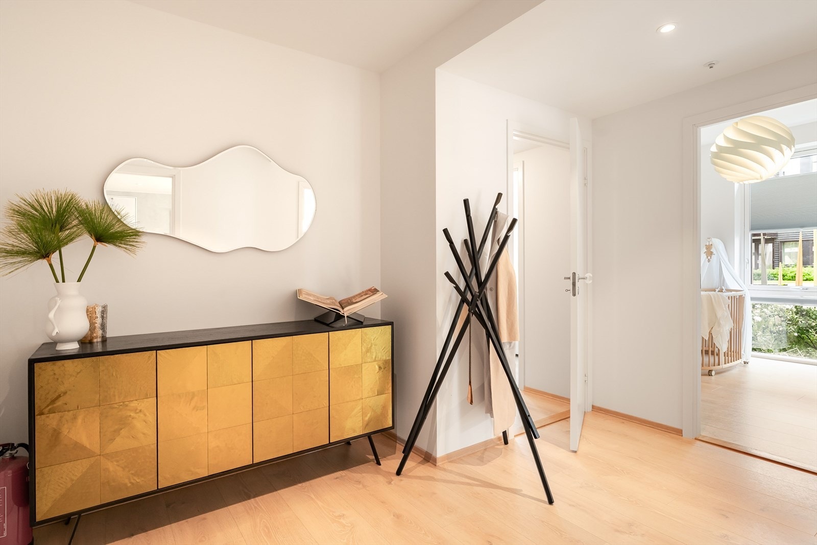 Leiligheten ligger i 1.etasje, og har adkomst via felles oppgang med heis (fra p-kjeller). Vel inne blir vi ønsket velkommen i en pen og romslig entré på ca. 8m² med malte vegger og parkettgulv. Galleribilde