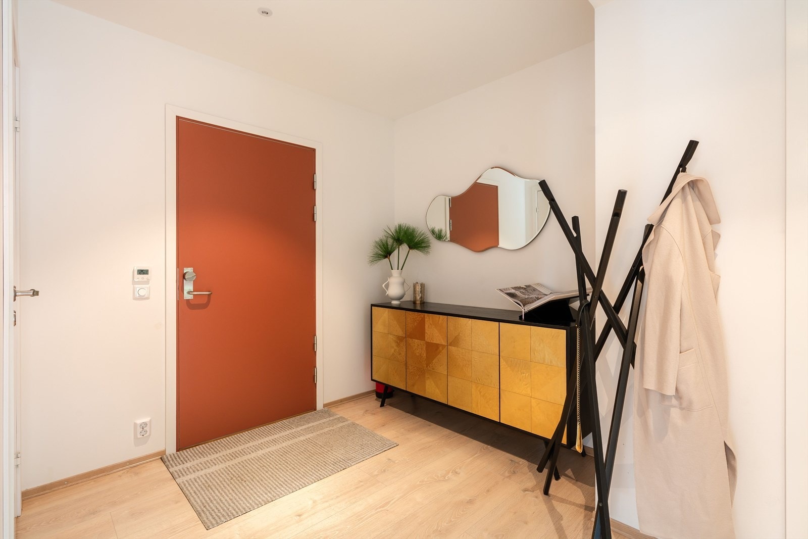 Entreen er utstyrt med dørcalling og har praktisk innhuk for skyvedørsgarderobe, om ønskelig. Galleribilde
