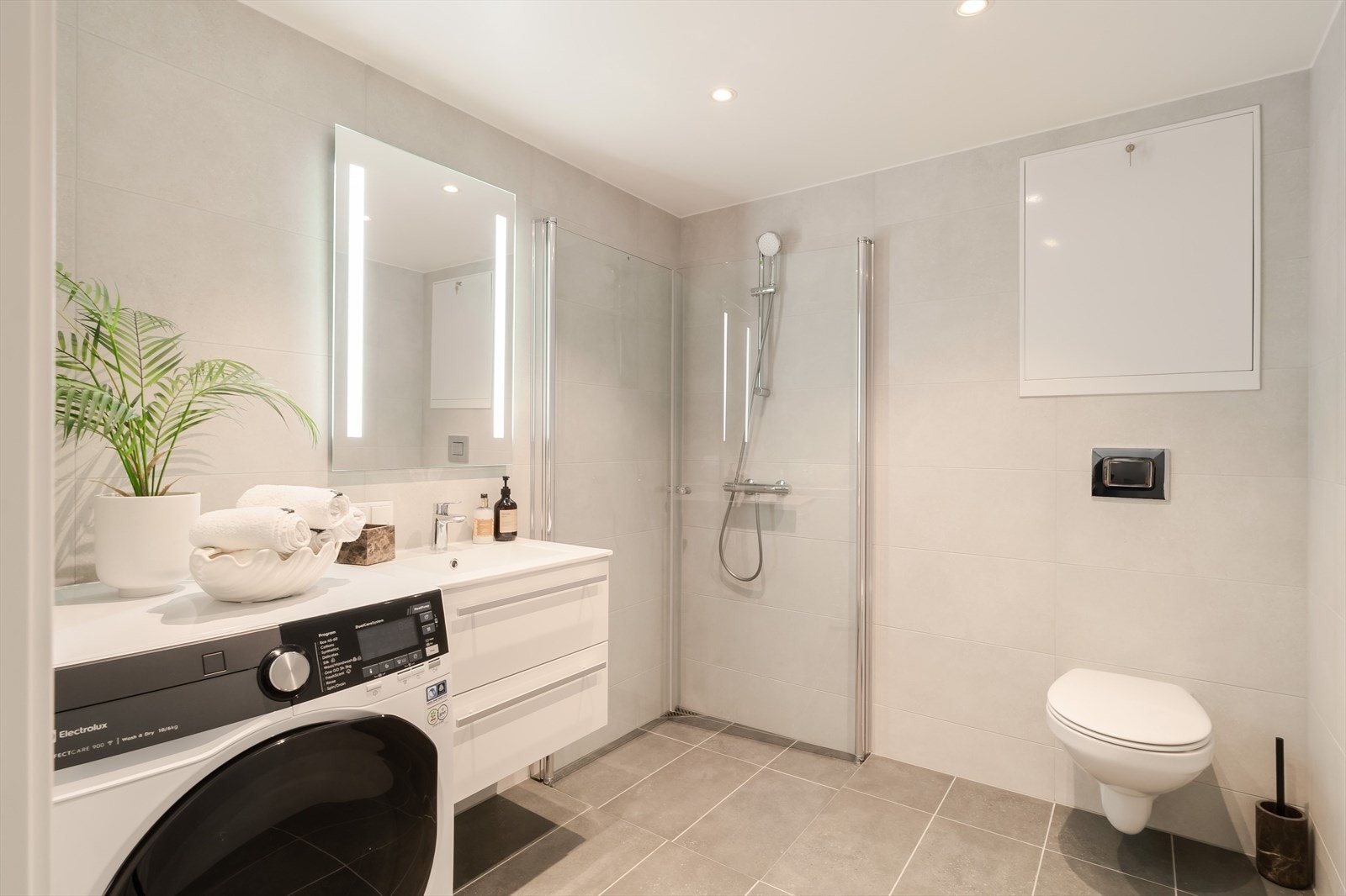 Leiligheten har en meget praktisk planløsning med 2 bad. Badene er på 5 og 4,5m². Begge badene fremstår som velholdt og pent, hvor det ene badet har praktisk adkomst fra entreen mens den andre badet er en del av "suite" løsningen til soverommet på 9m². Galleribilde
