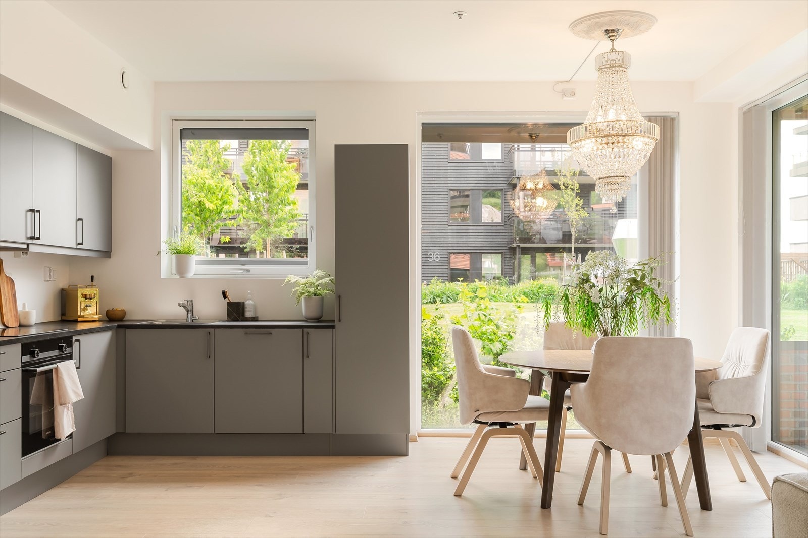 Stuen ligger i åpen løsning med kjøkkenet, og sammen danner de et innbydende allrom på ca. 34,5m². Galleribilde