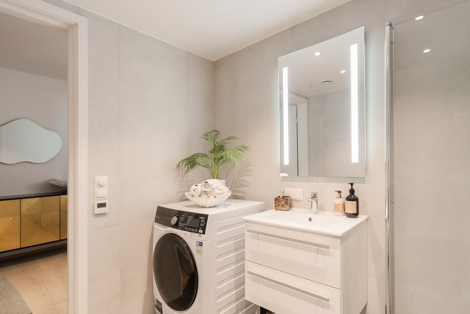 Her fra badet på 5m² som man har tilgang til fra entréen. Dette badet har også fått tilstandsgrad 0 i følge takstmann. Galleribilde