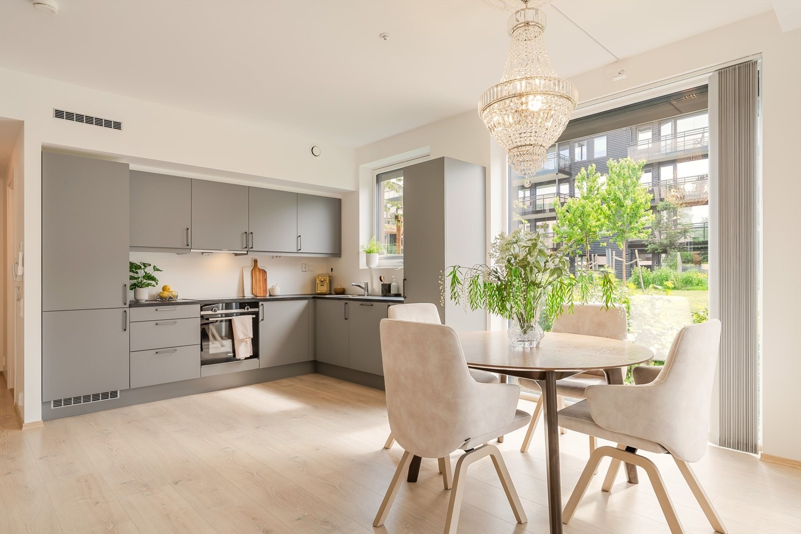 Kjøkkenet har et moderne, pent og arealeffektivt design med god skap- og benkeplass. Kjøkkenet er oppgradert i henhold til standard leveranse for området. Galleribilde