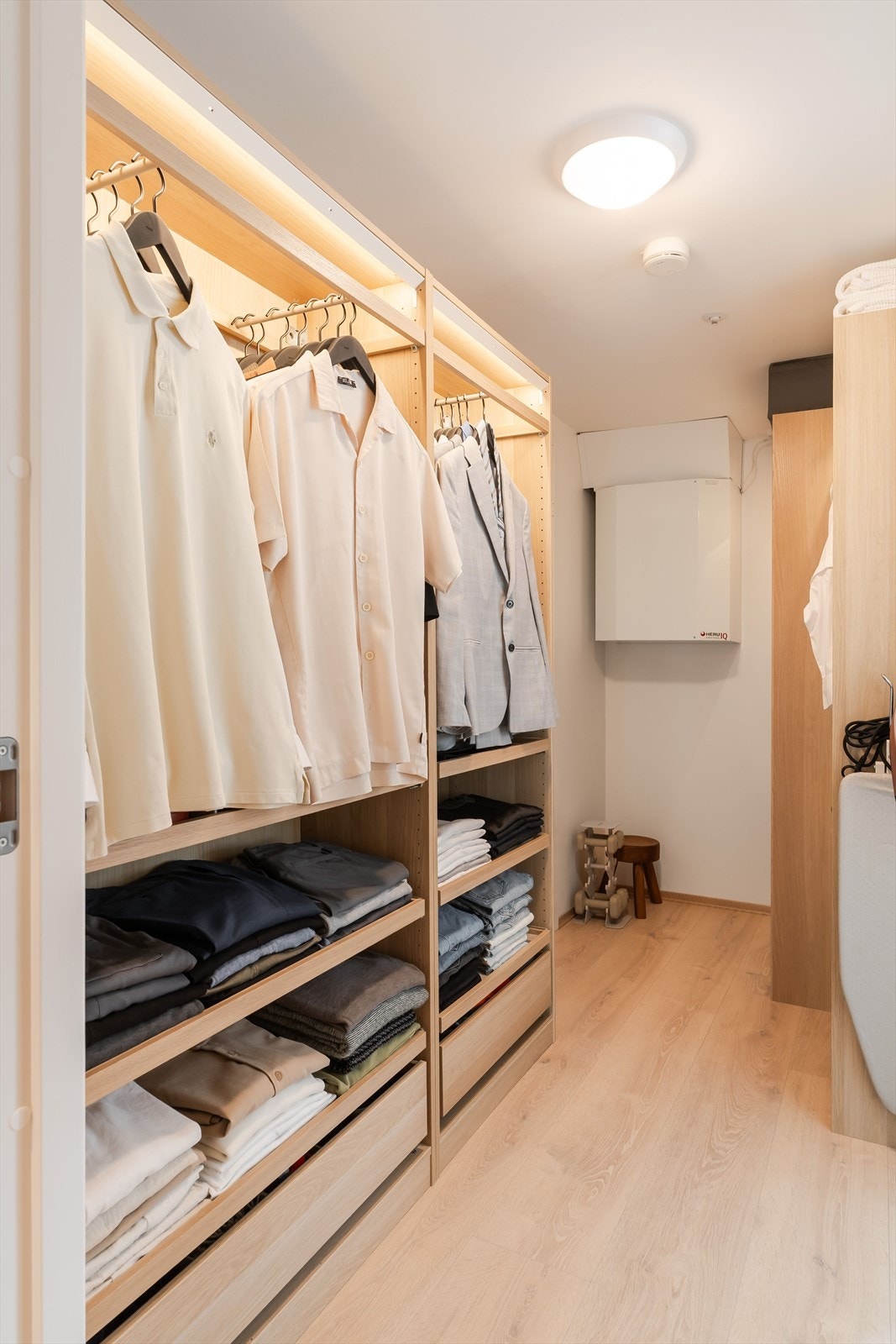 Leiligheten har en svært praktisk planløsning med egen "suite" løsning for hovedsoverommet. Her fra inngangen til løsning hvor man møter omkledningsrommet. Garderobeskap medfølger ikke handelen. Galleribilde