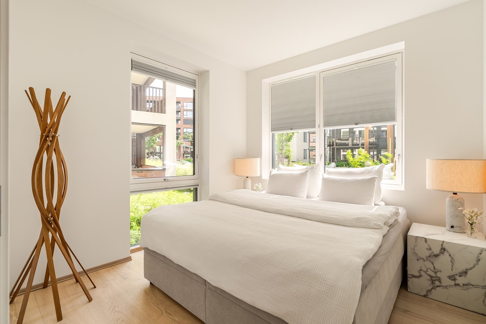 Leiligheten inneholder 3 soverom på 9m² og to soverom på 7m². Soverommet på 9m² har en egen behagelig "suite" løsning med omkledningsrom og bad. Galleribilde